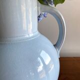 Vase ancien en céramique bleue pâle