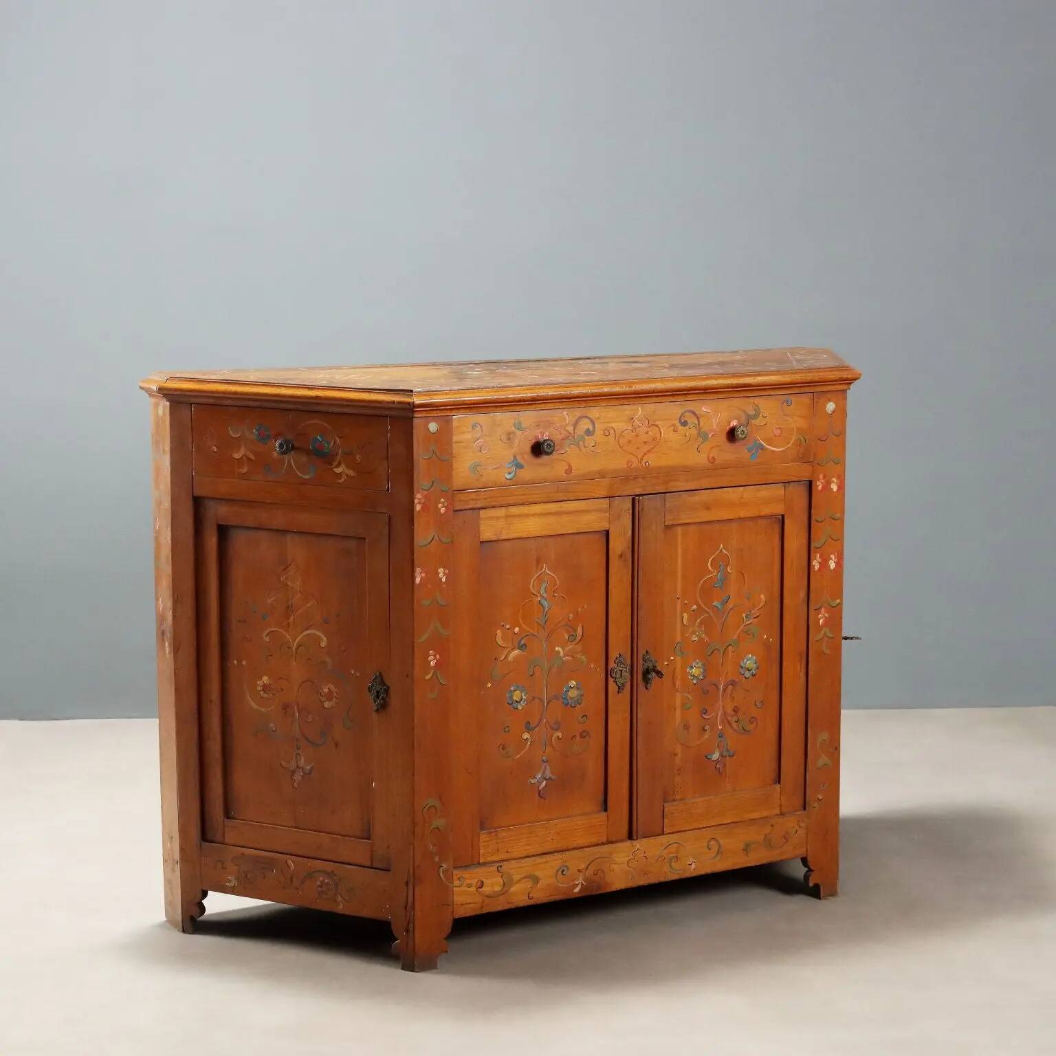Buffet d’angle ancien en bois de cerisier avec tiroirs, Italie, XIXe siècle