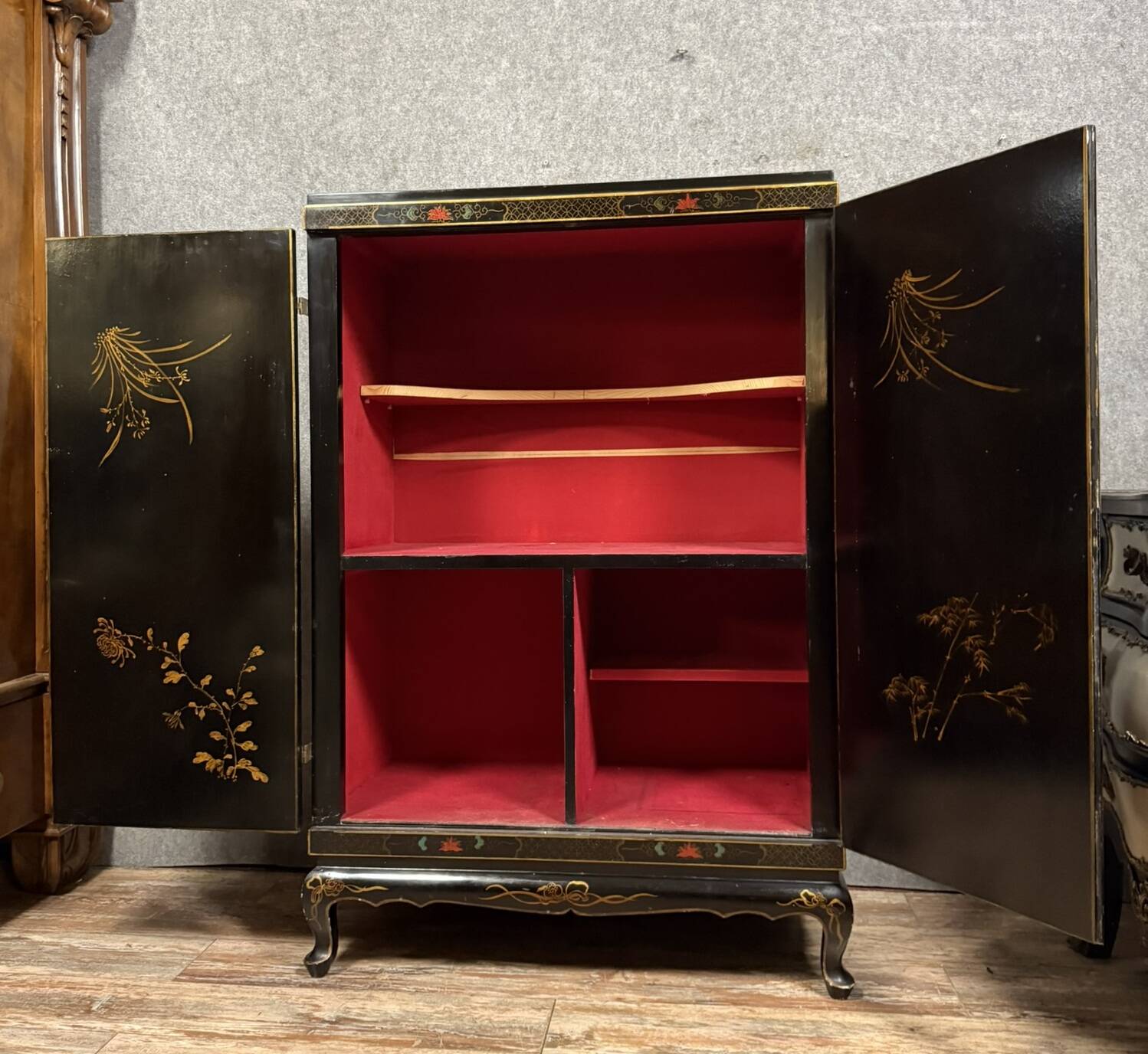 Chinese cabinet in black lacquer and colored decorations