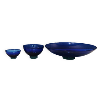 Three bluish bowls, model 'Harlequin' with emerald green feet