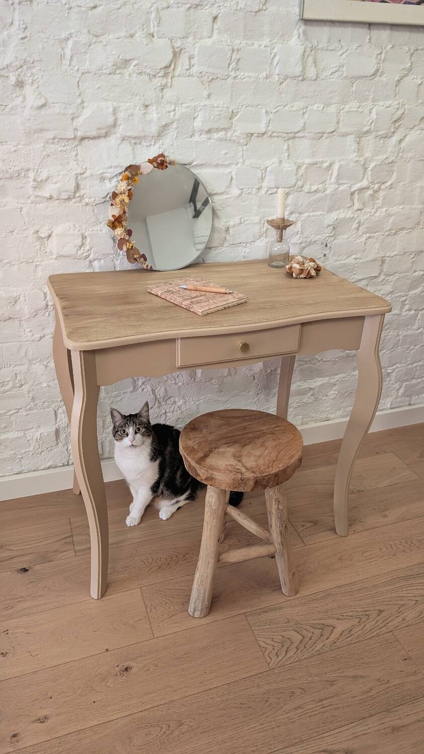 Joli bureau vintage rénové rose poudré