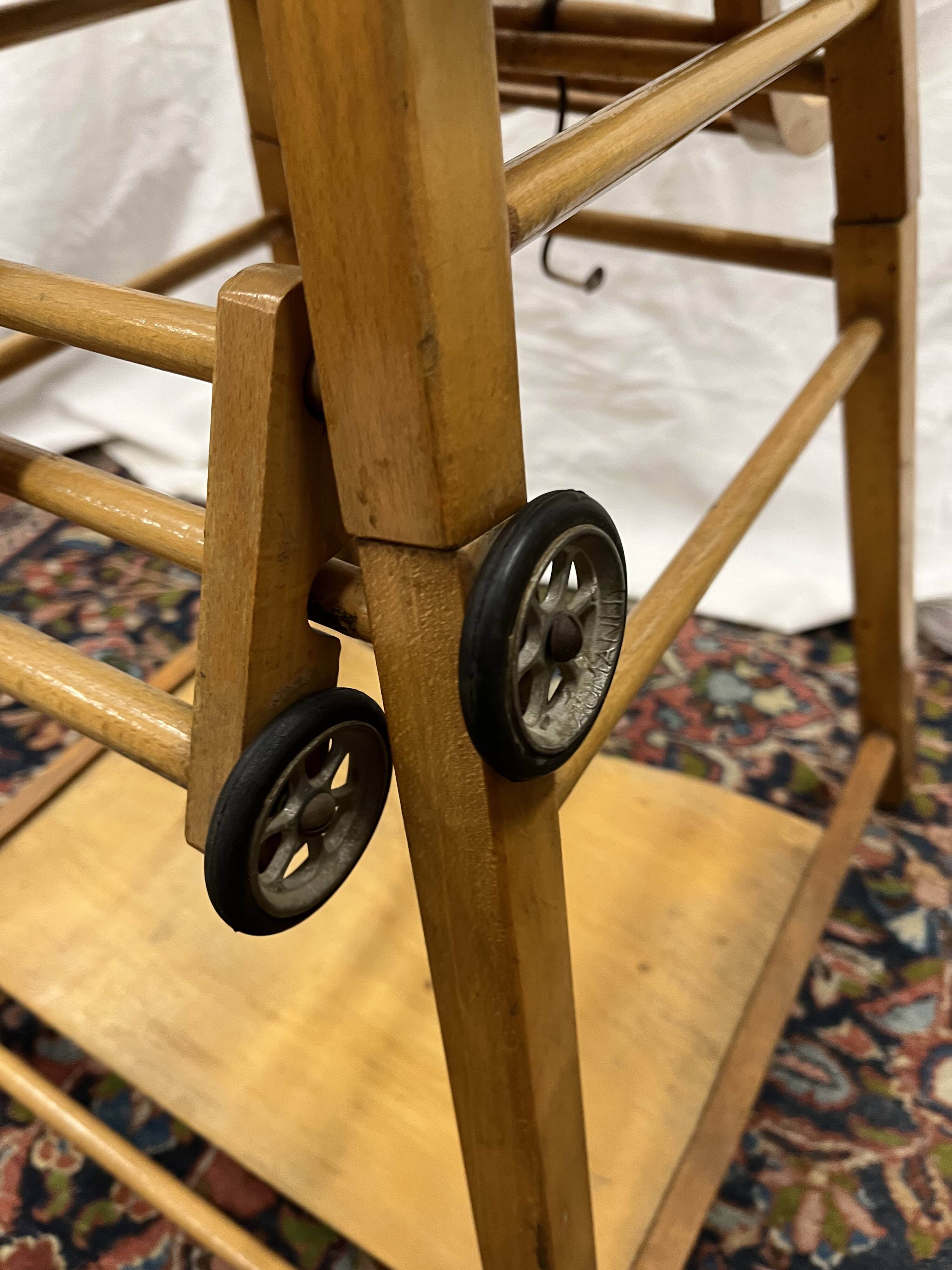 Chaise haute bébé en bois vintage
