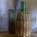 Bouteille dans une vannerie de rotin années 50