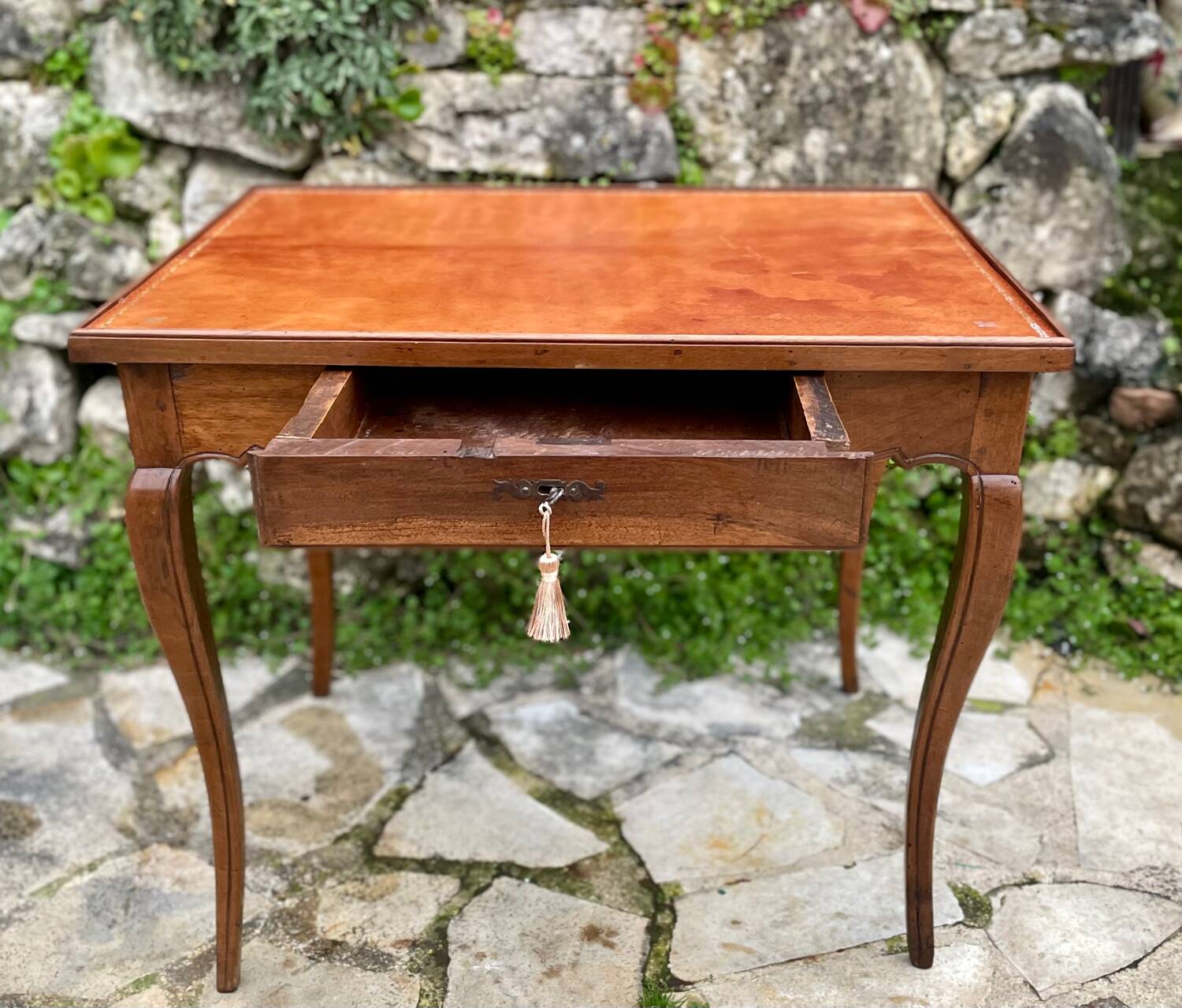 Petite table bureau dite à plateau « Cabaret » en noyer d’époque Louis XV