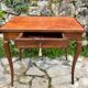 Petite table bureau dite à plateau « Cabaret » en noyer d’époque Louis XV