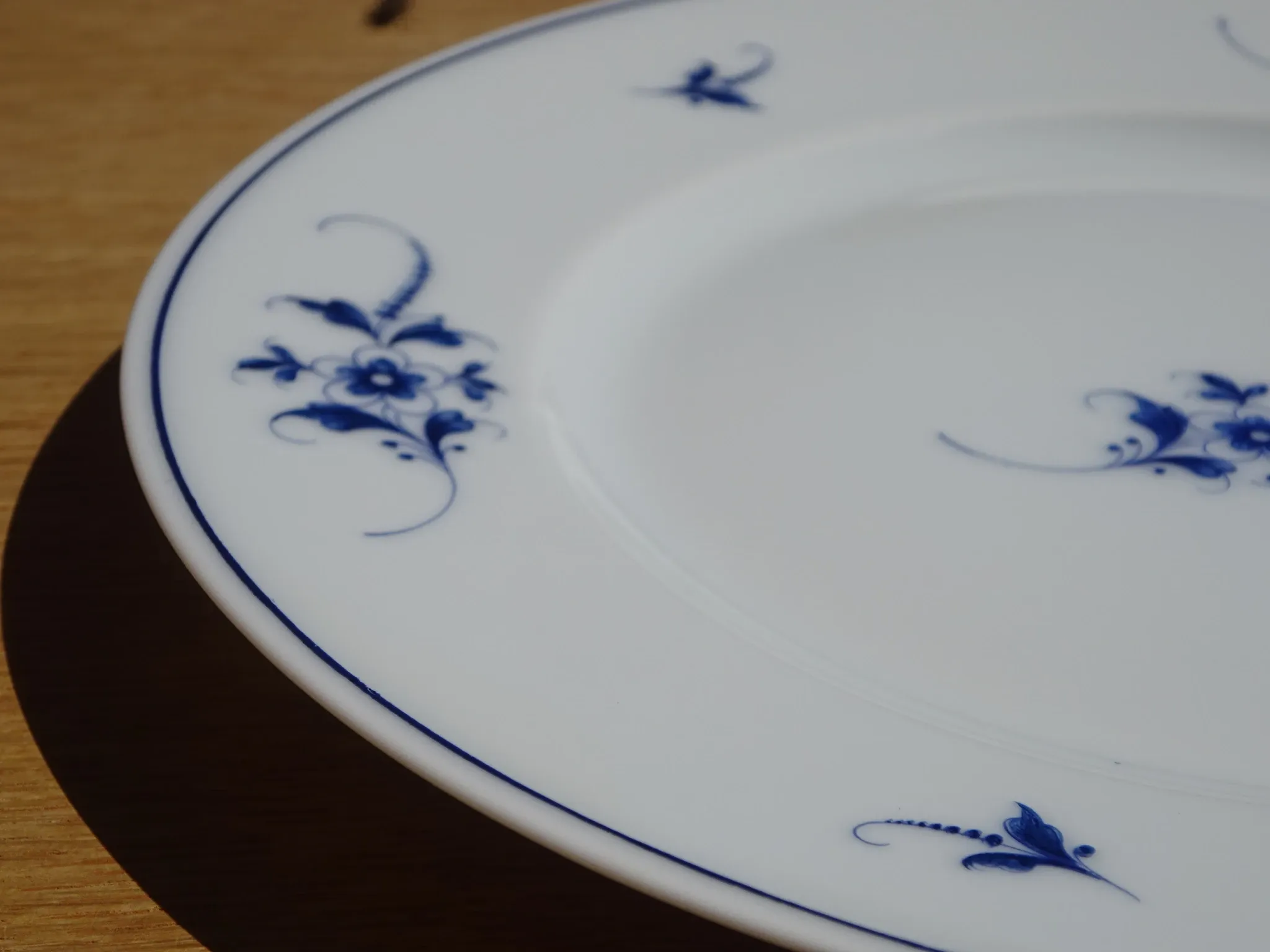 Fine Limoges porcelain dessert service: dish and 12 plates.