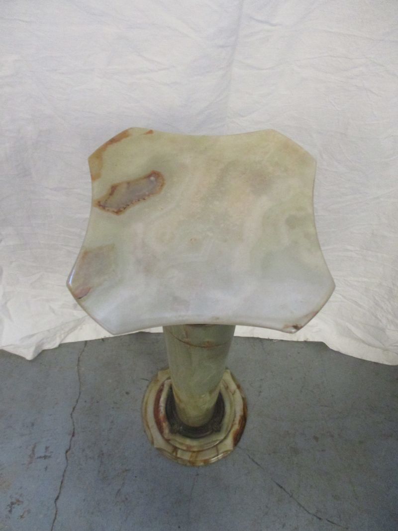 Sellette alabaster column and gold metal