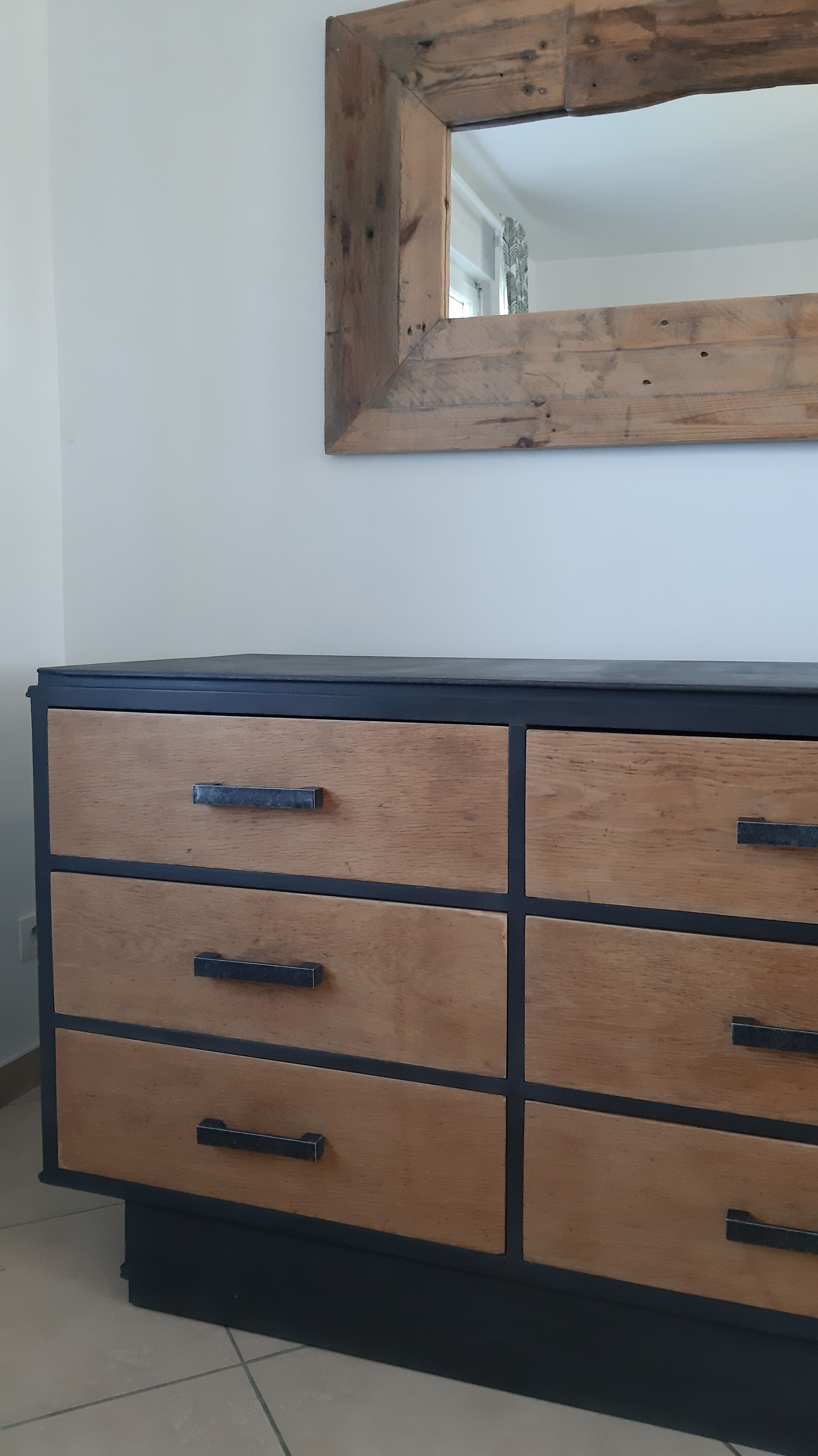 Furniture counter with graphite and wood drawers