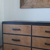Furniture counter with graphite and wood drawers