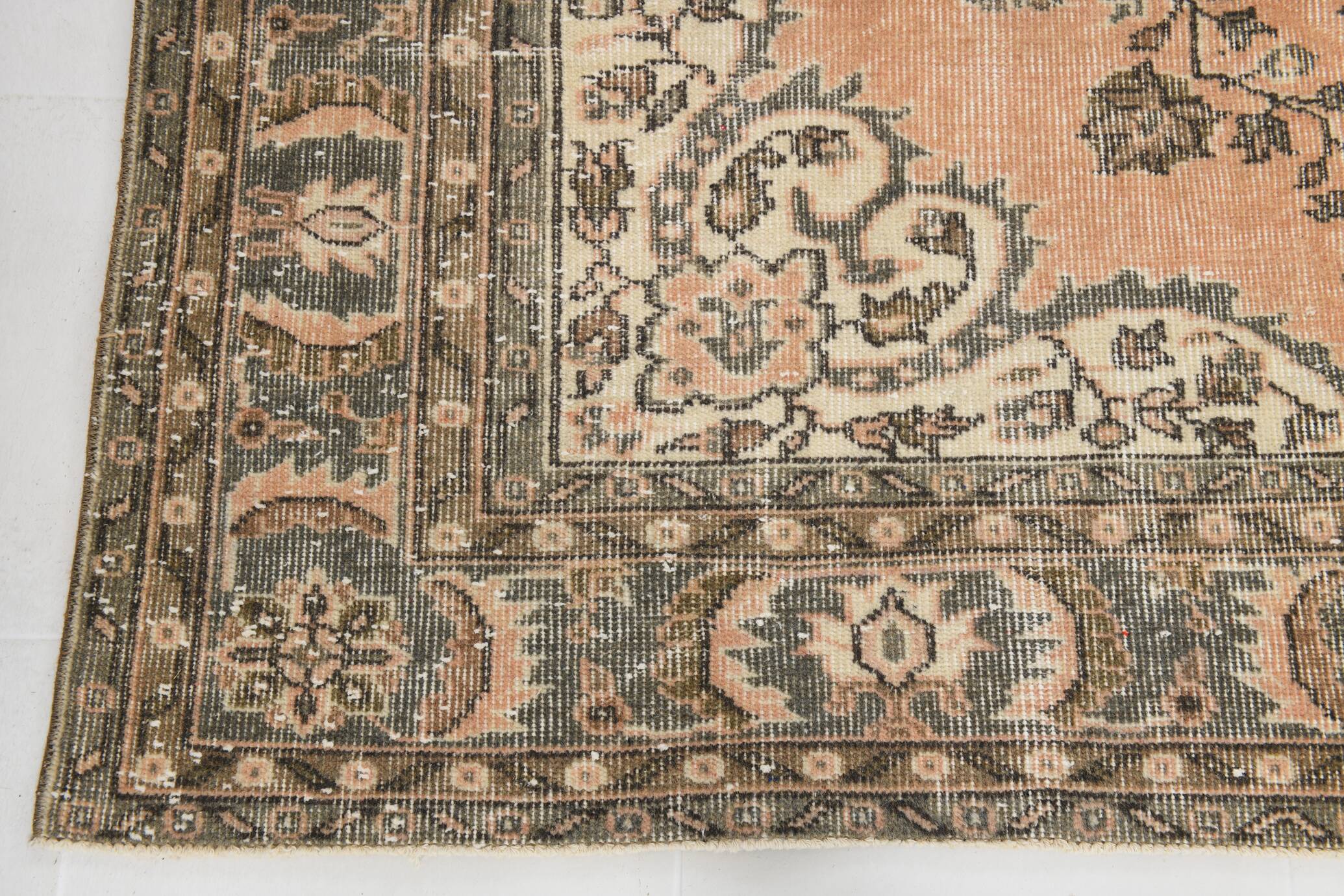 Tapis persan vintage saumon et ivoire, médaillon floral noué main,182x284Cm