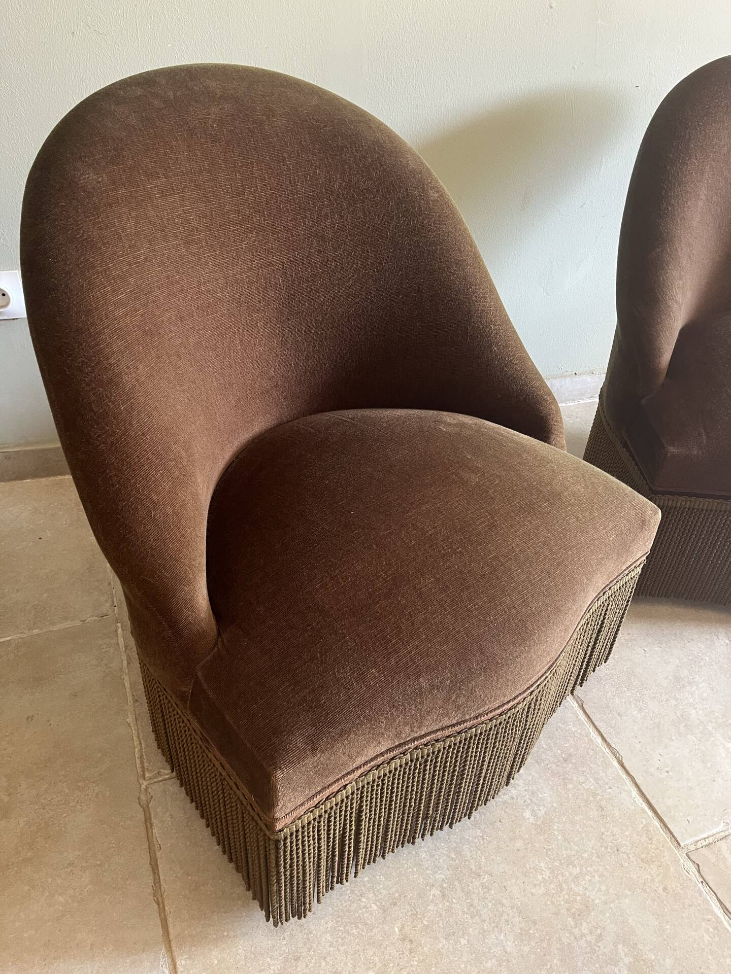 Paire de fauteuils crapaud vintage en velours brun tabac à franges