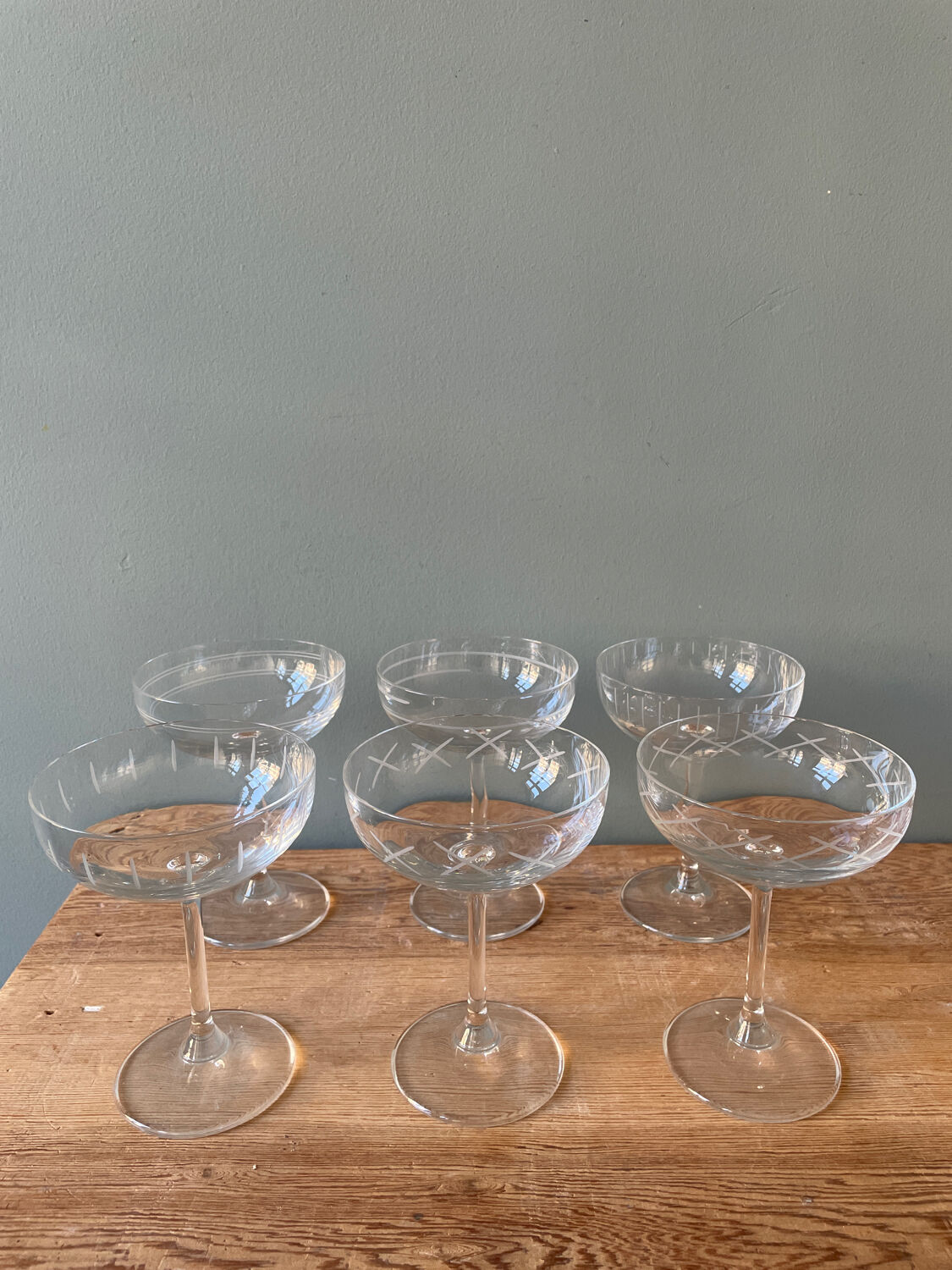 Series of 6 champagne glasses in engraved glass