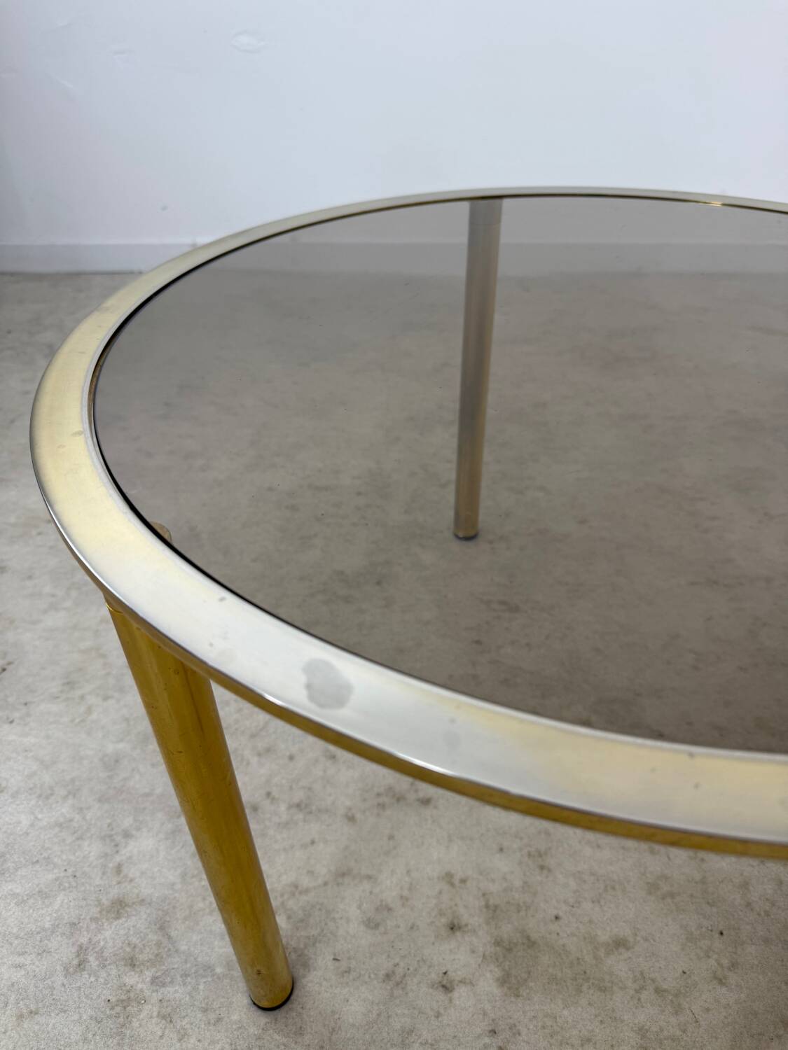 Ancienne table basse gigogne en laiton et verre fumé design italien des années 70 vintage