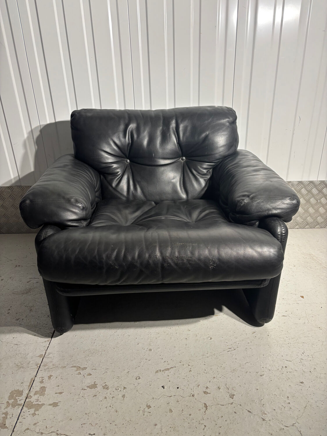 Black leather armchair – Tobia Scarpa for B&B Italia