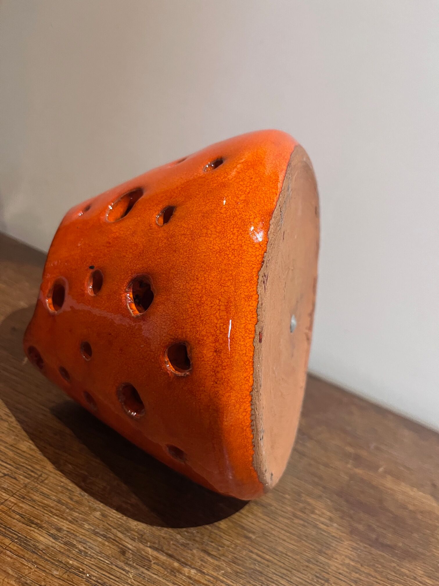 Openwork orange ceramic lamp