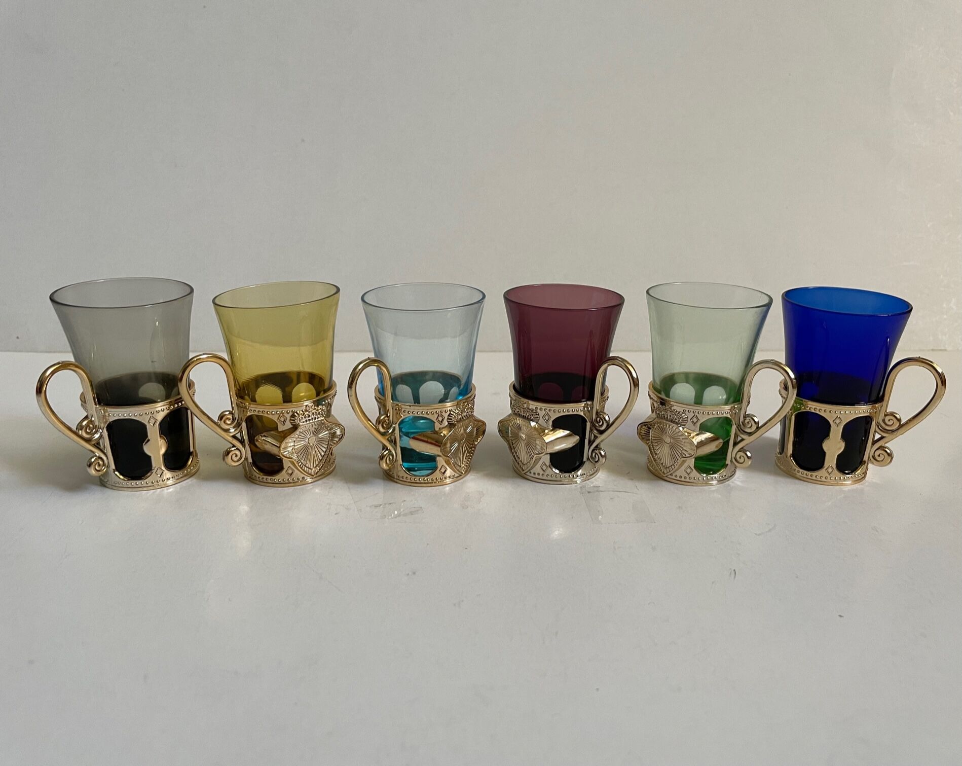 Set of 6 coffee/tea cups with removable stand.