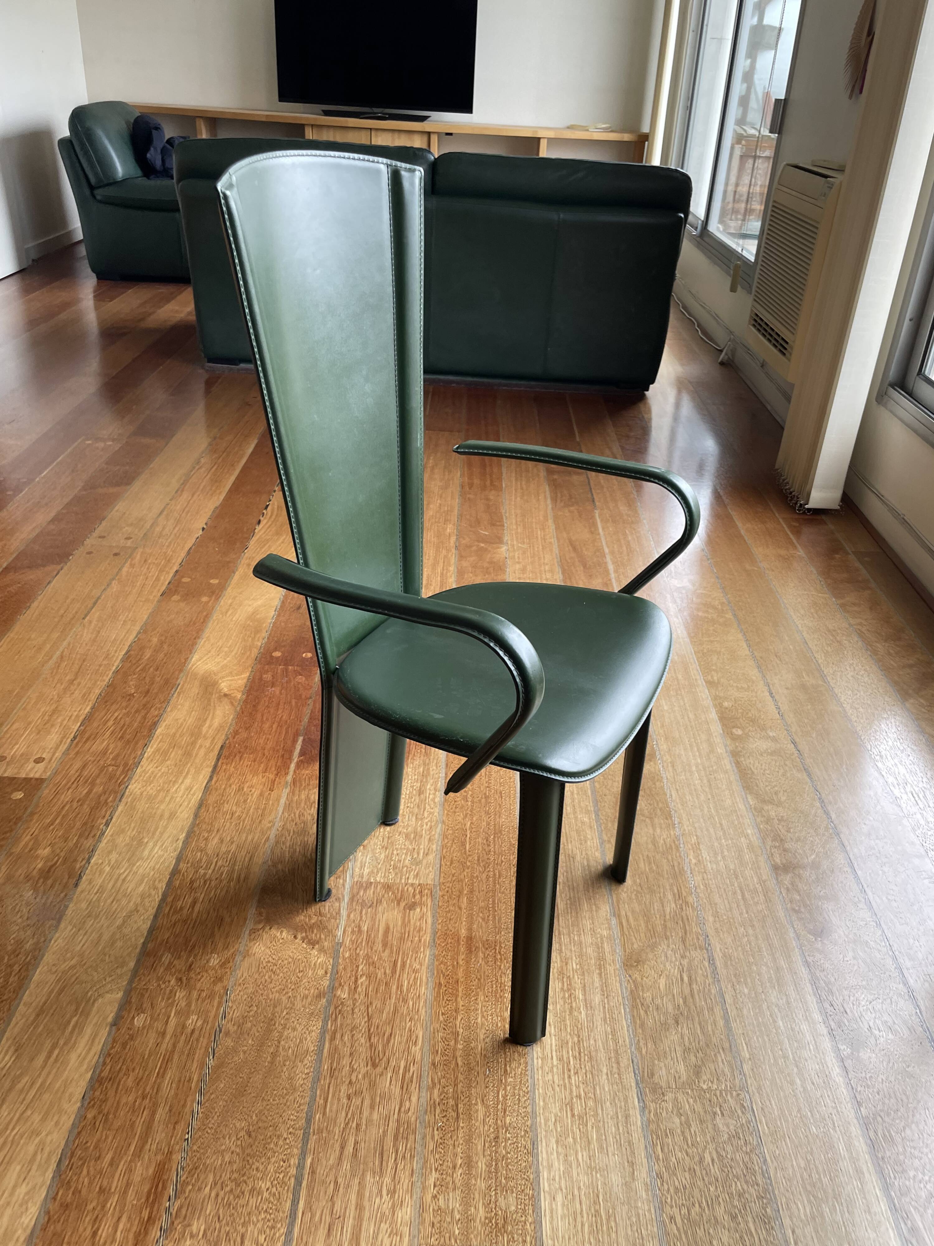 6 chaises attribuées à Costantini en cuir vert