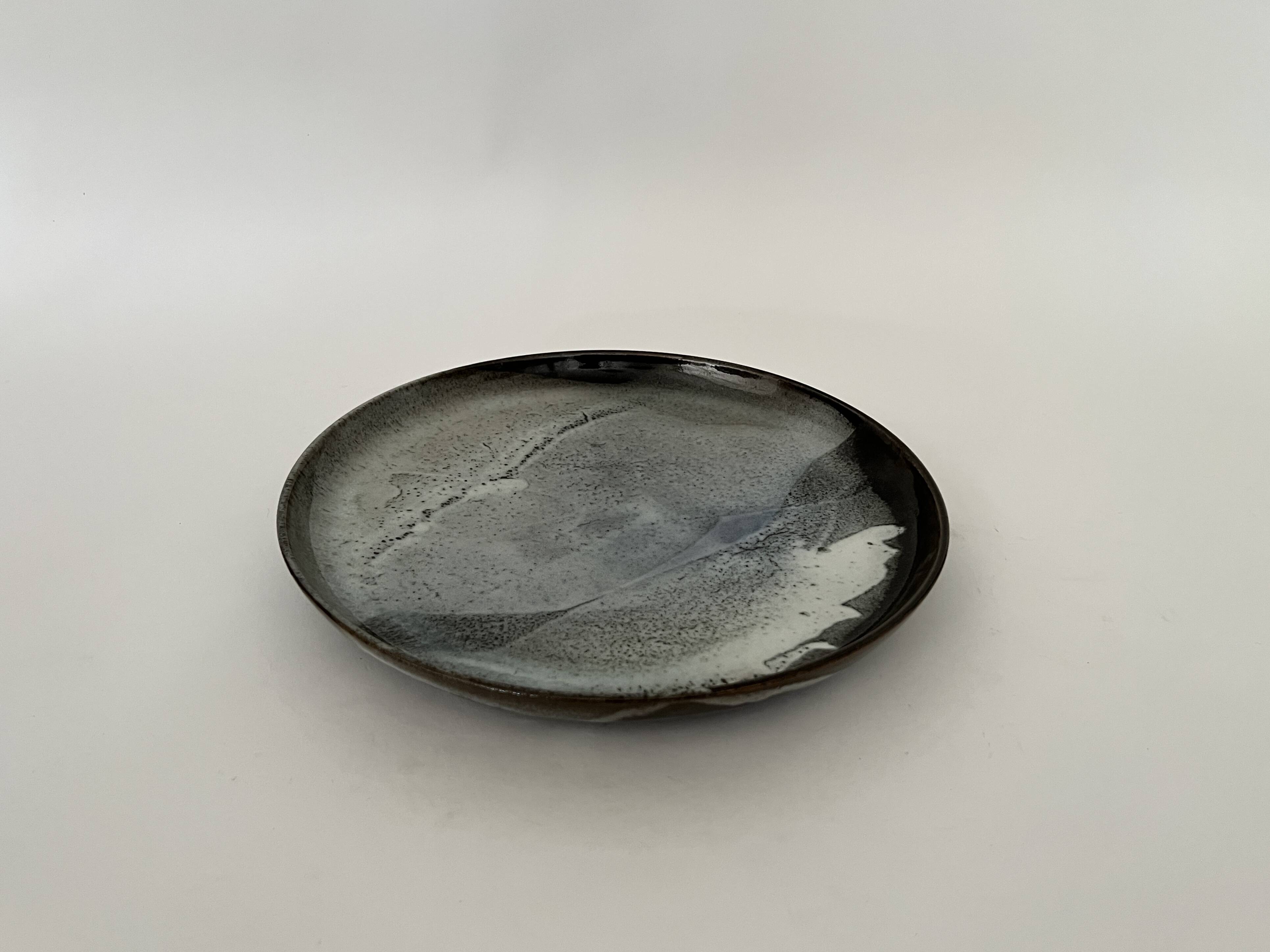 Grand plat en céramique émaillée fait main et signé PM, France 1970