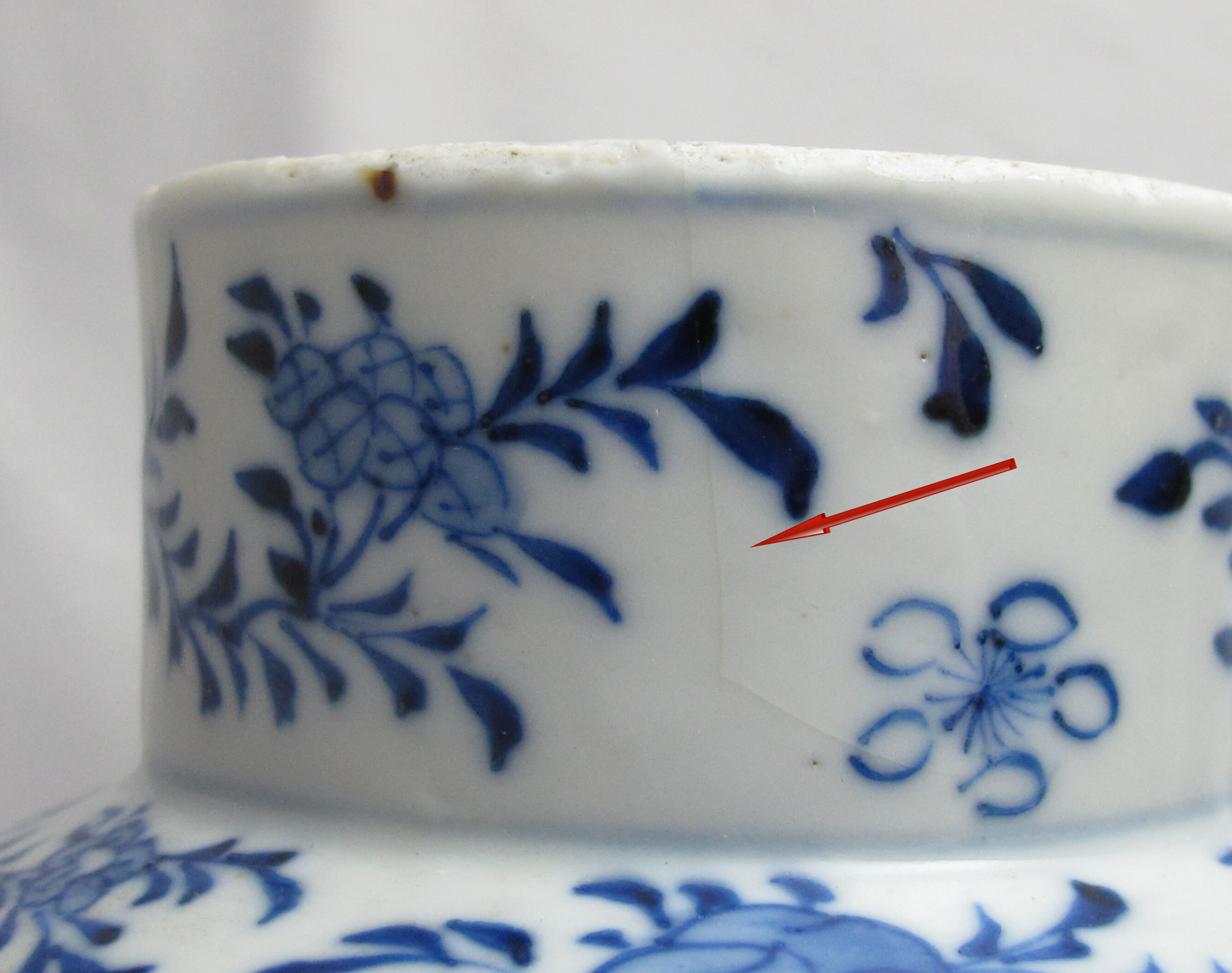 Ancient Chinese white blue potiche