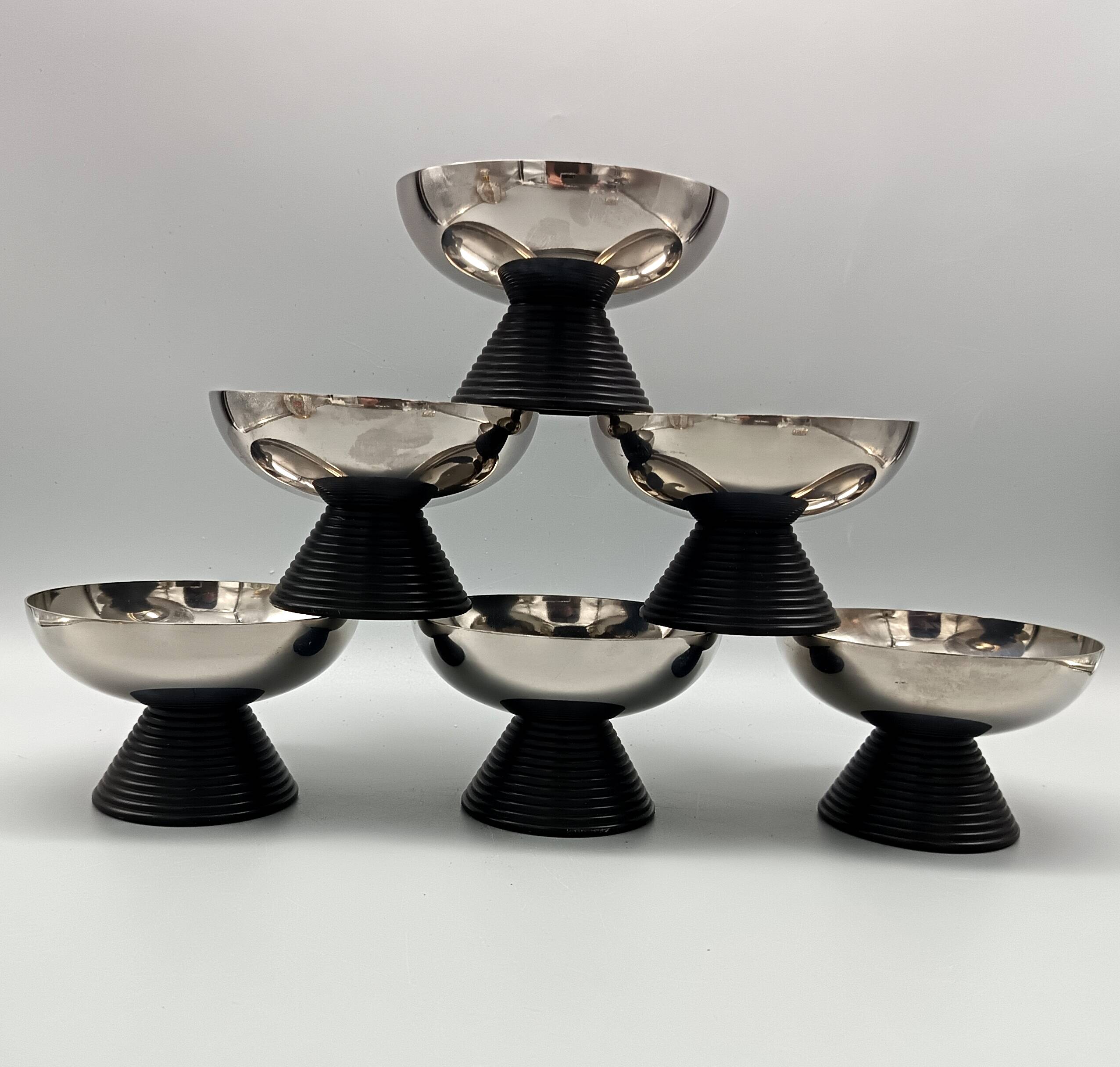 6 coupes à glaces en métal chromé et pieds en plastique noir, design 1970