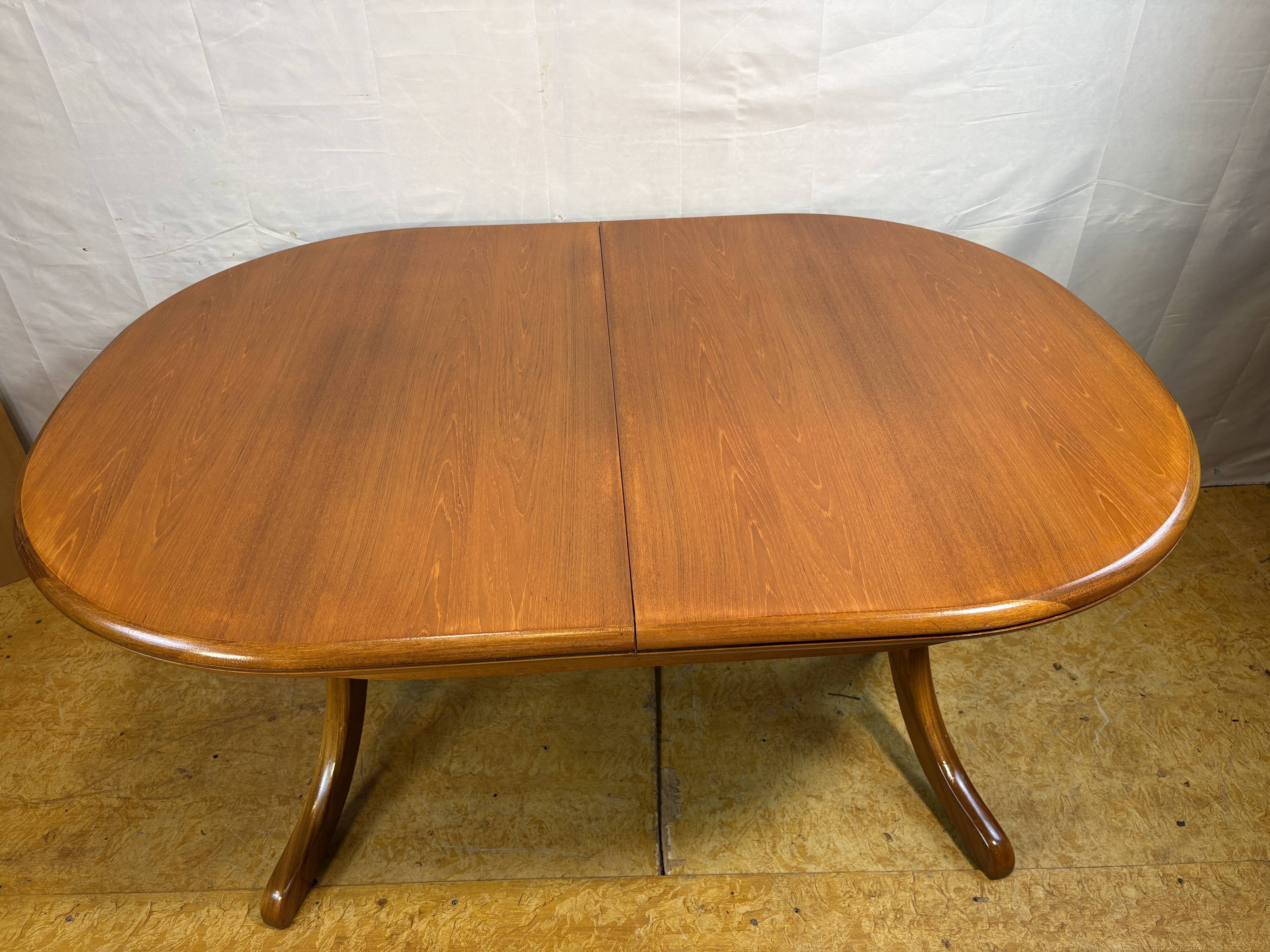 Mid Century Retro Teak Oval Danish Extending Dining Table (Circa 1960–1970)
