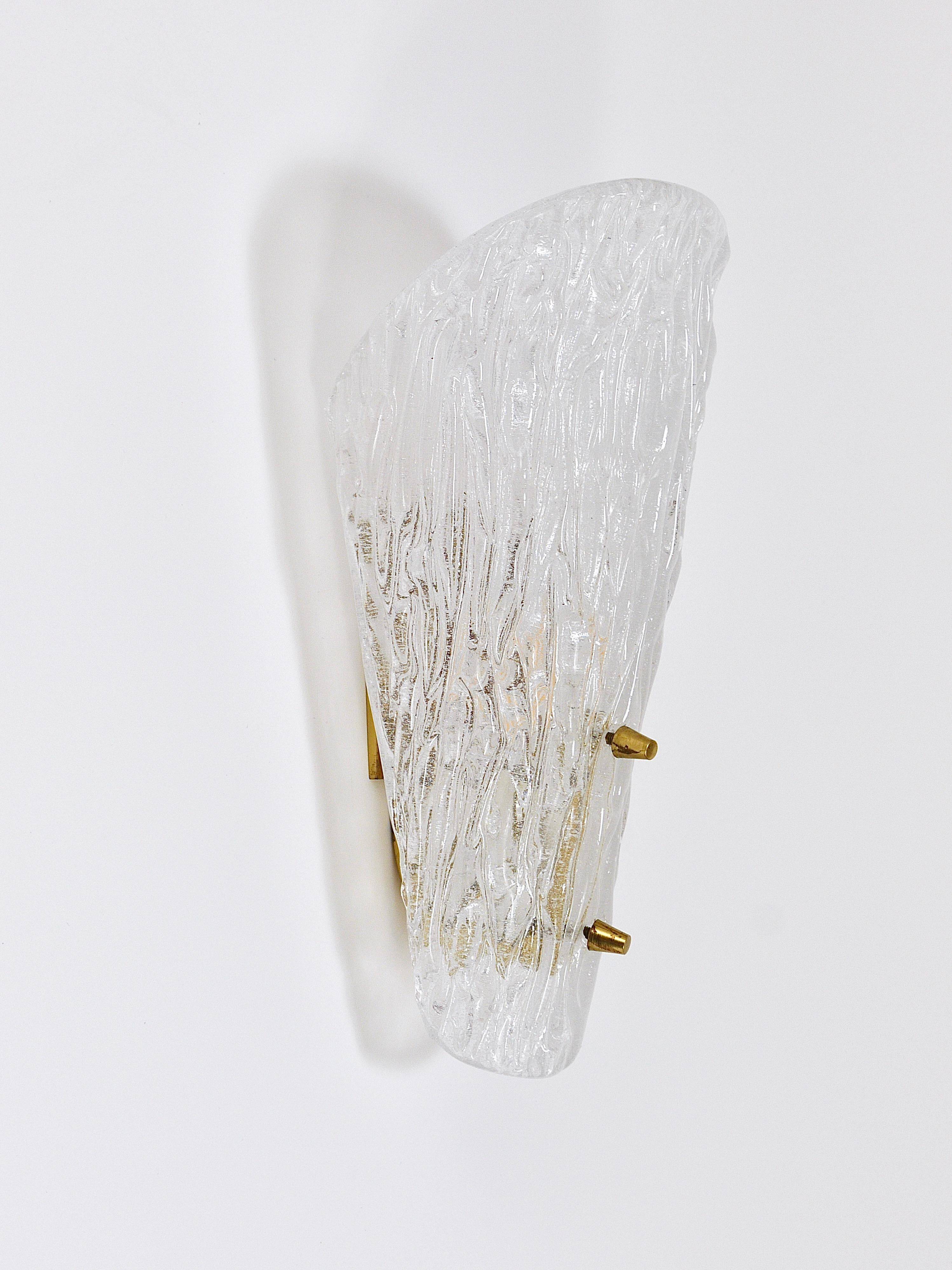 A mid-century Kalmar wall lamp in brass and textured glass, Austria, 1950s.