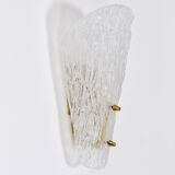 A mid-century Kalmar wall lamp in brass and textured glass, Austria, 1950s.