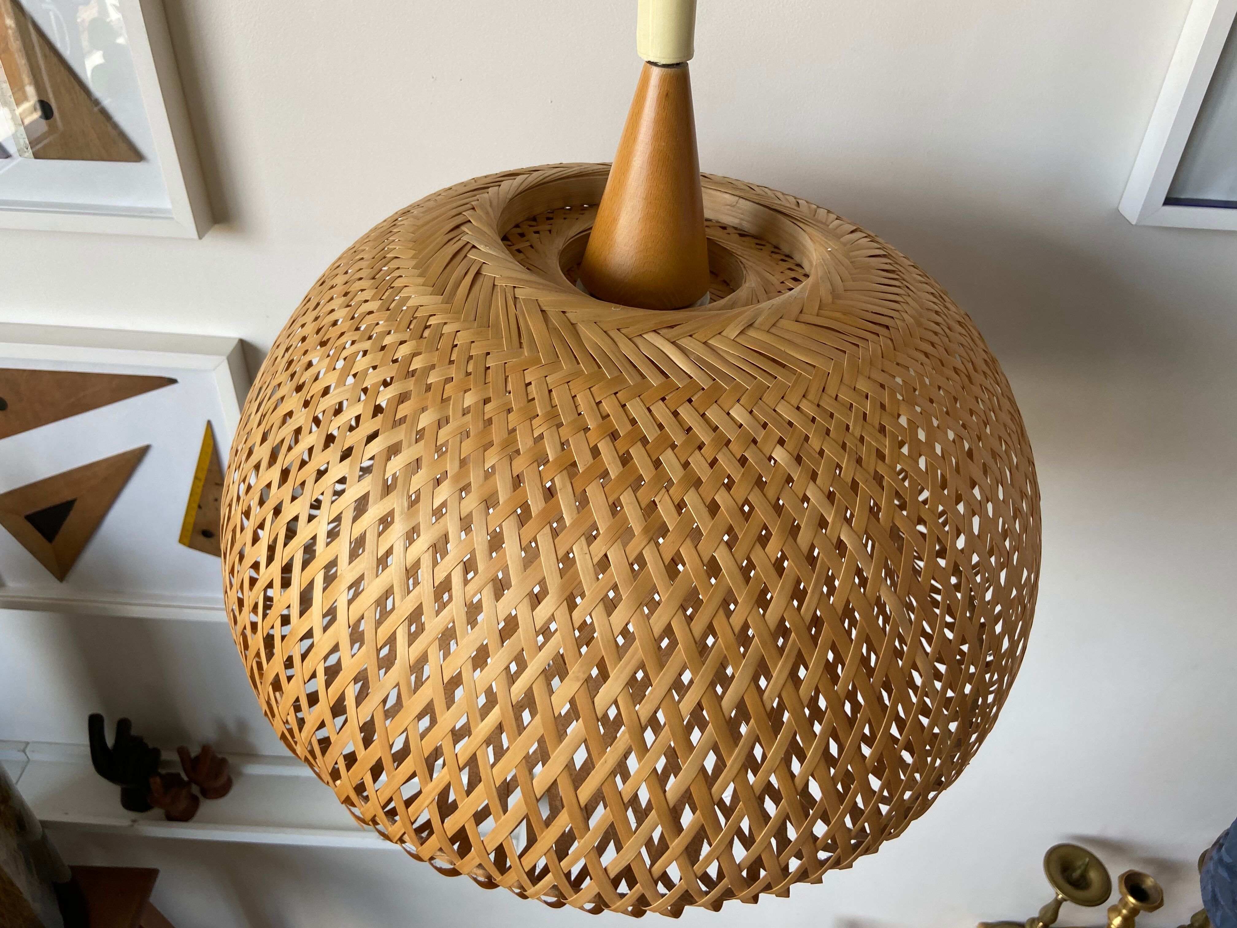 Telescopic wicker hanging lamp
