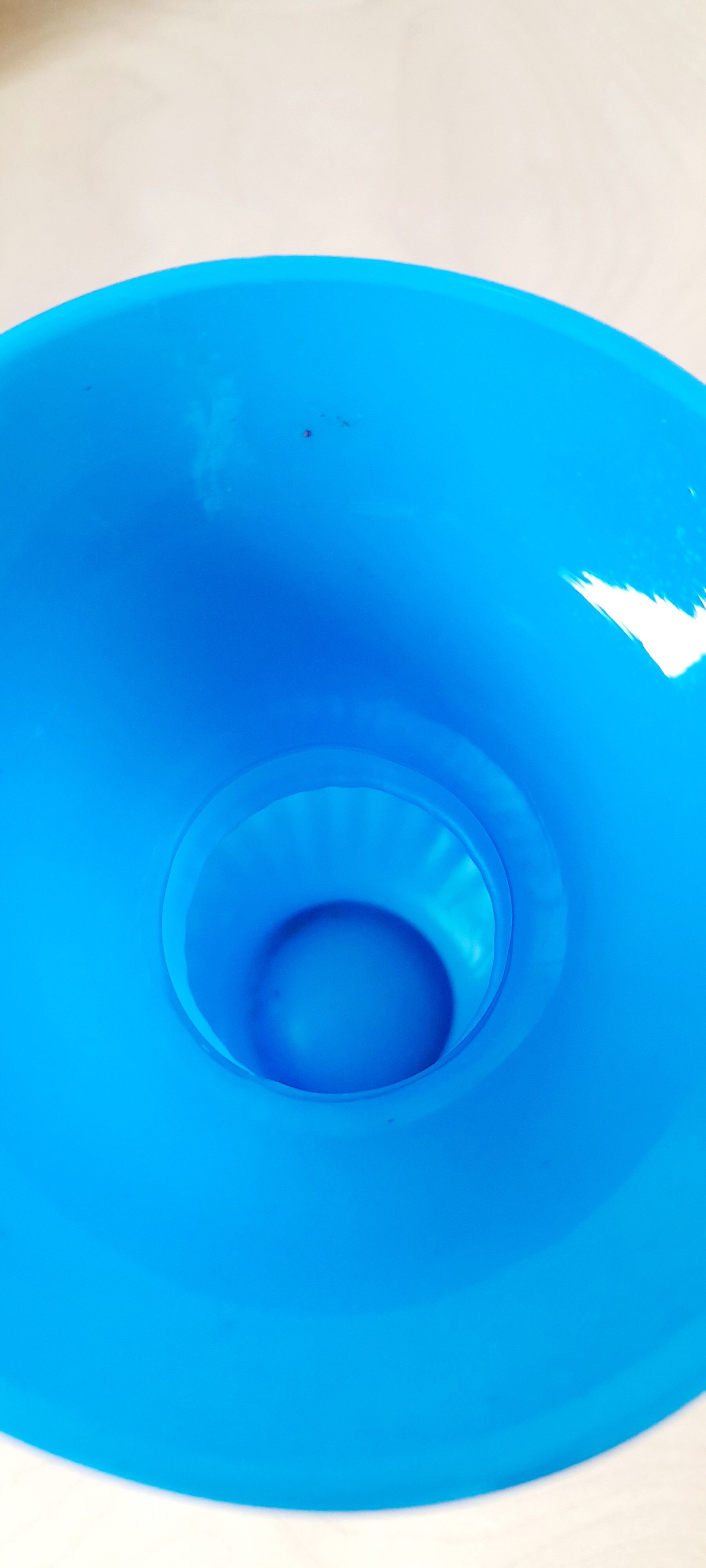 Vase en opaline bleue