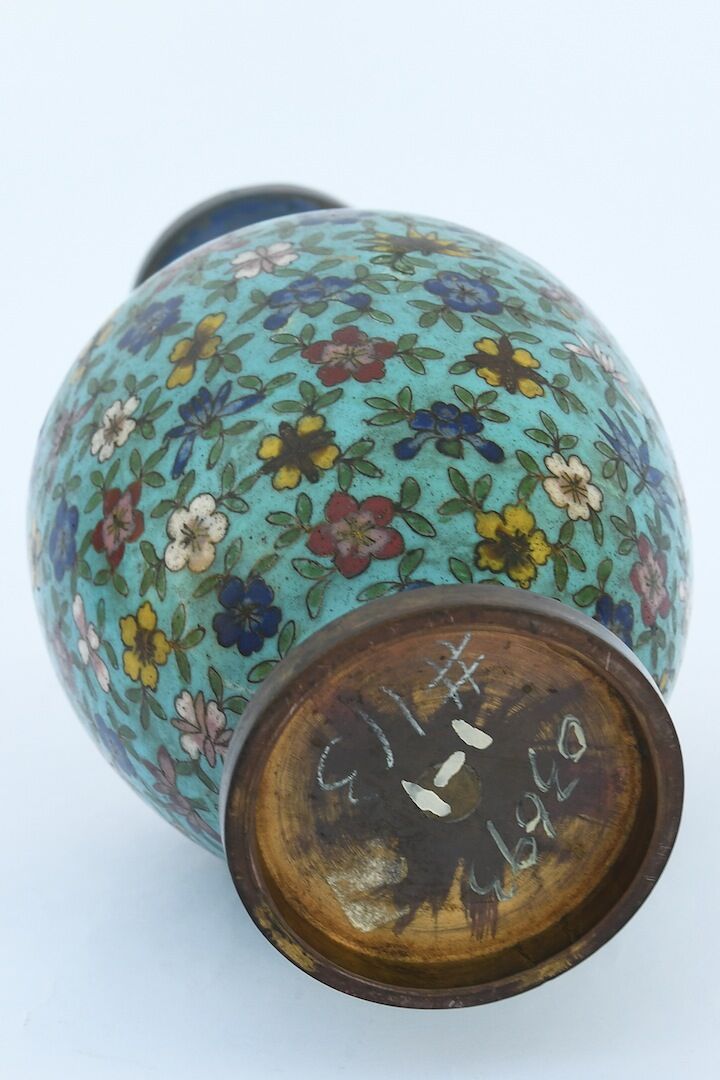Bulked enamel vase