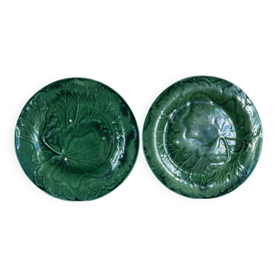 Paire d’assiettes en barbotine verte à décor de feuilles, XIXe siècle