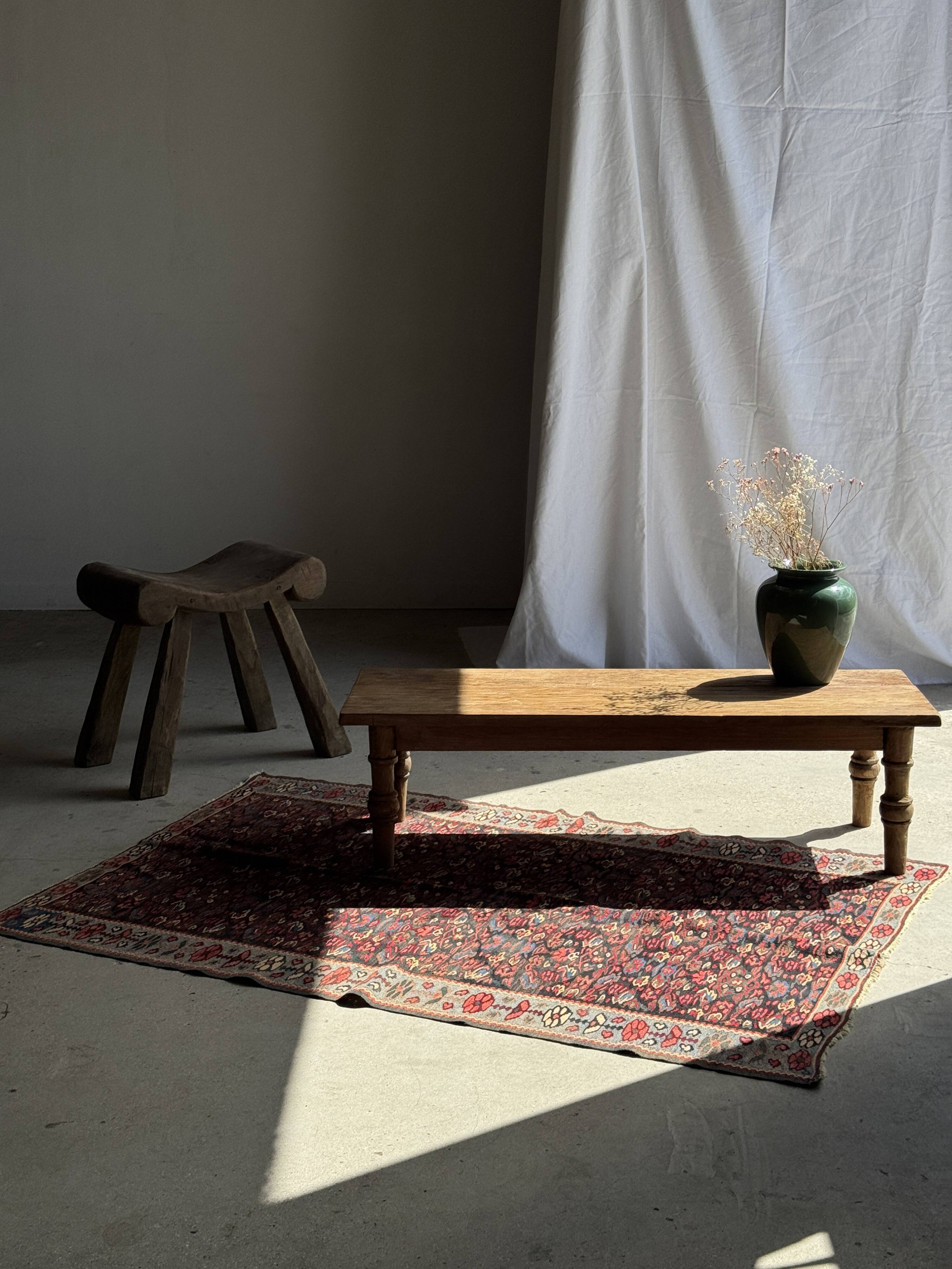 Brown Indonesian teak coffee table, with a border and cylindrical legs H40 L103.