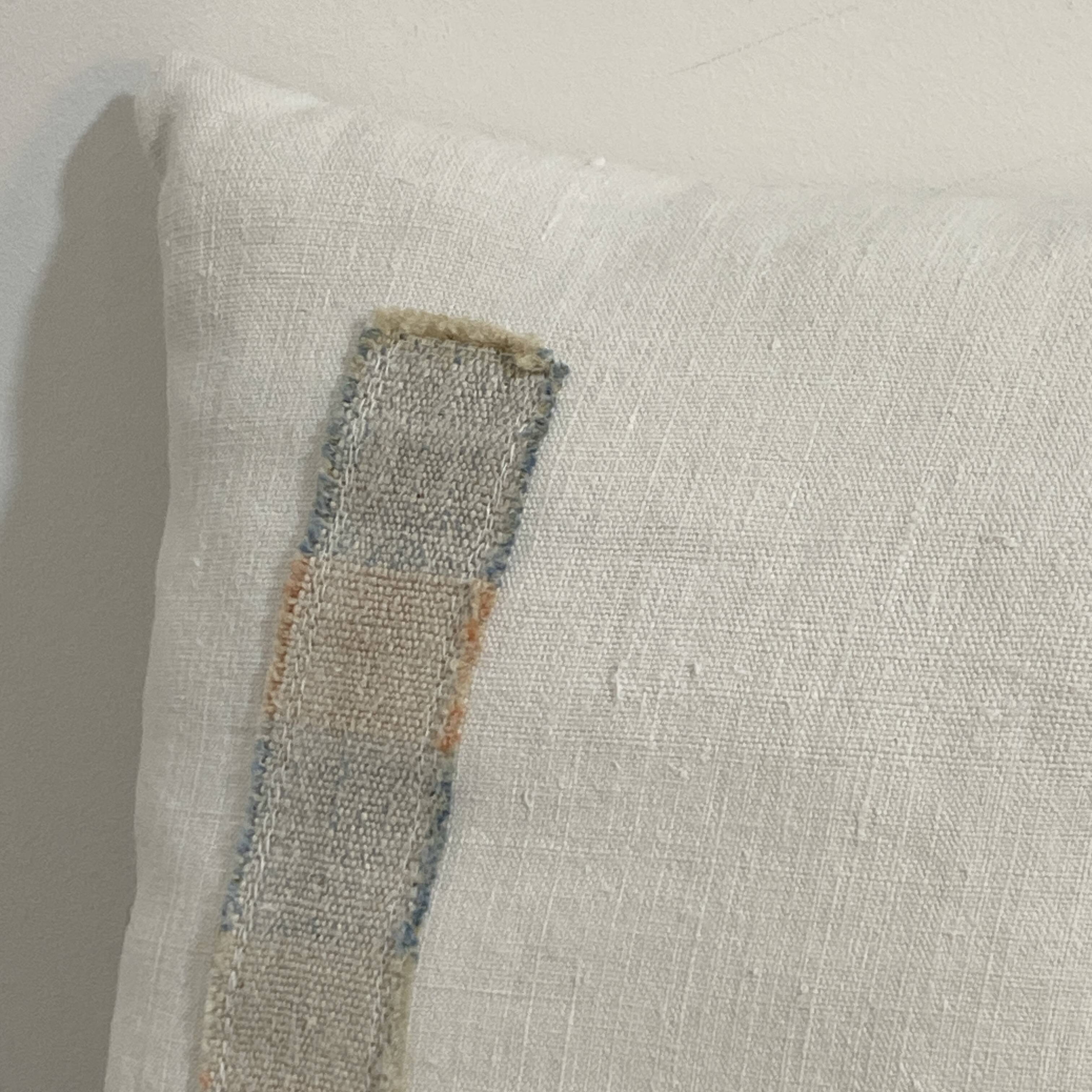 Coussin carré en toile ancienne style kilim tissé, patché, monogramme AB