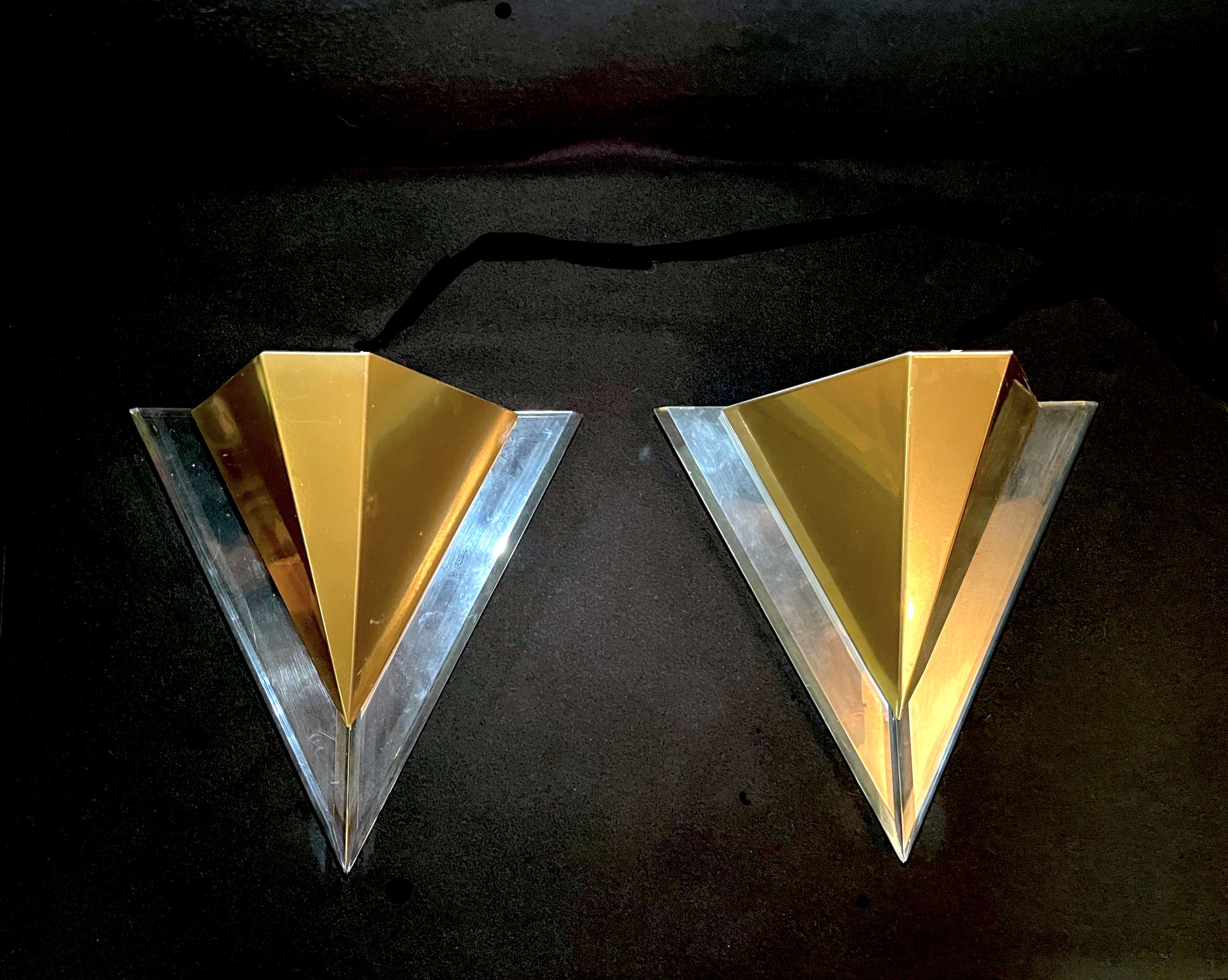 Pair of postmodern triangular sconces, gold metal and lucite, fin XX by Massive
