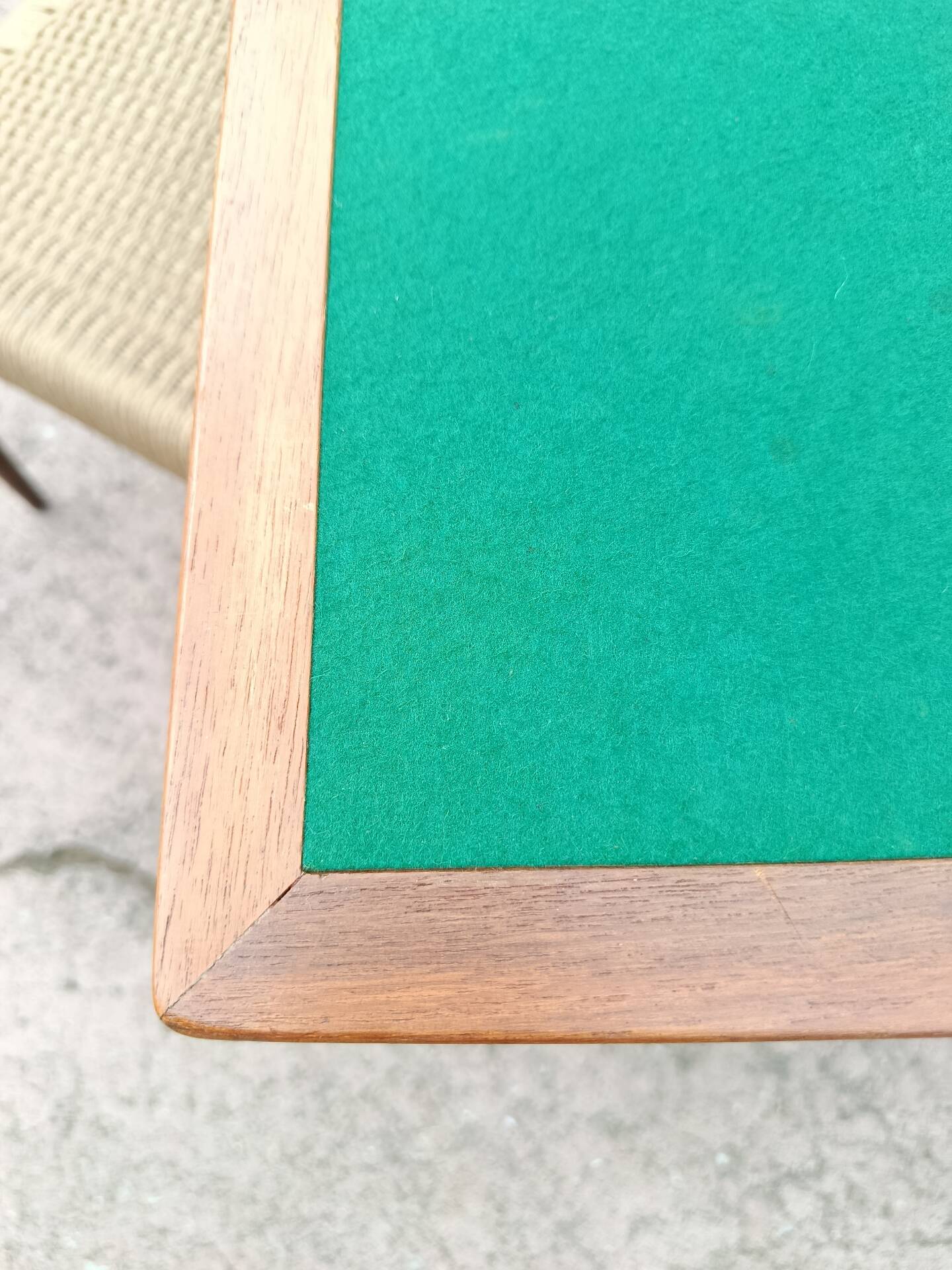 Danish extendable game table