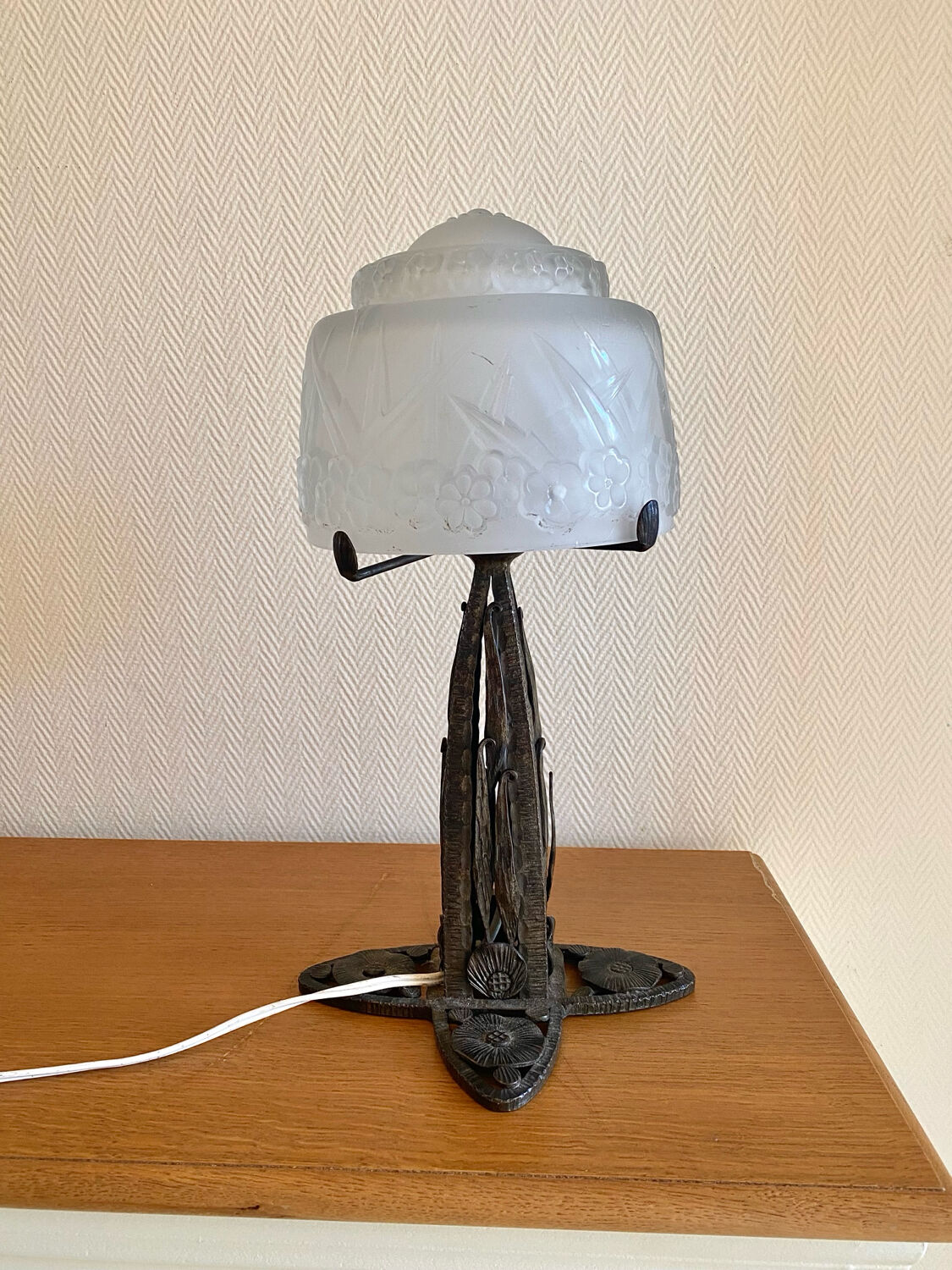 Art Deco lamp signed by Müller Frères in wrought iron and moulded glass.