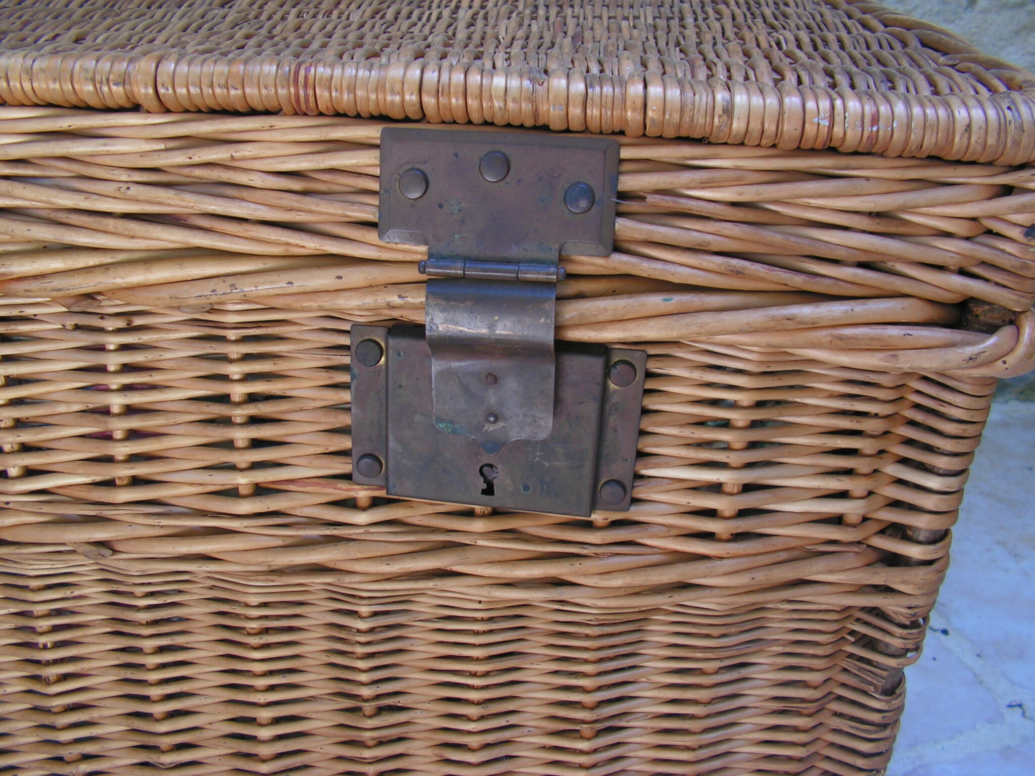 Wicker rattan trunk lined