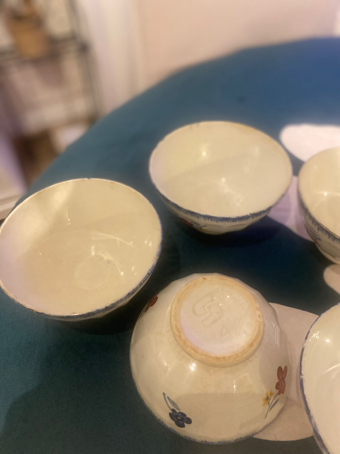 Discover a set of two mini bowls from the famous MARY LOU series.