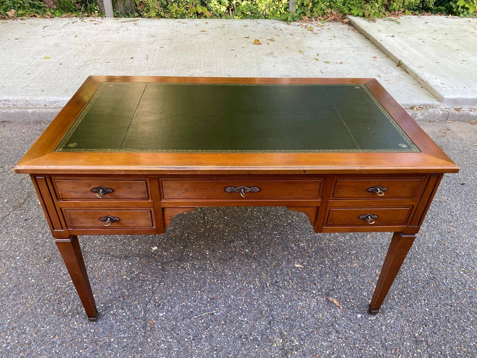 Bureau en bois massif et cuir vert extensible Louis XVI début 20ème