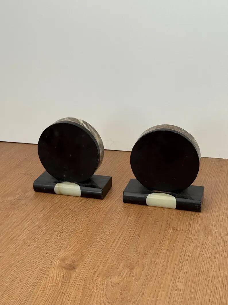 Vintage pair of bookends in fossilised coral agate | Stone disc-shaped bookends on a black marble base