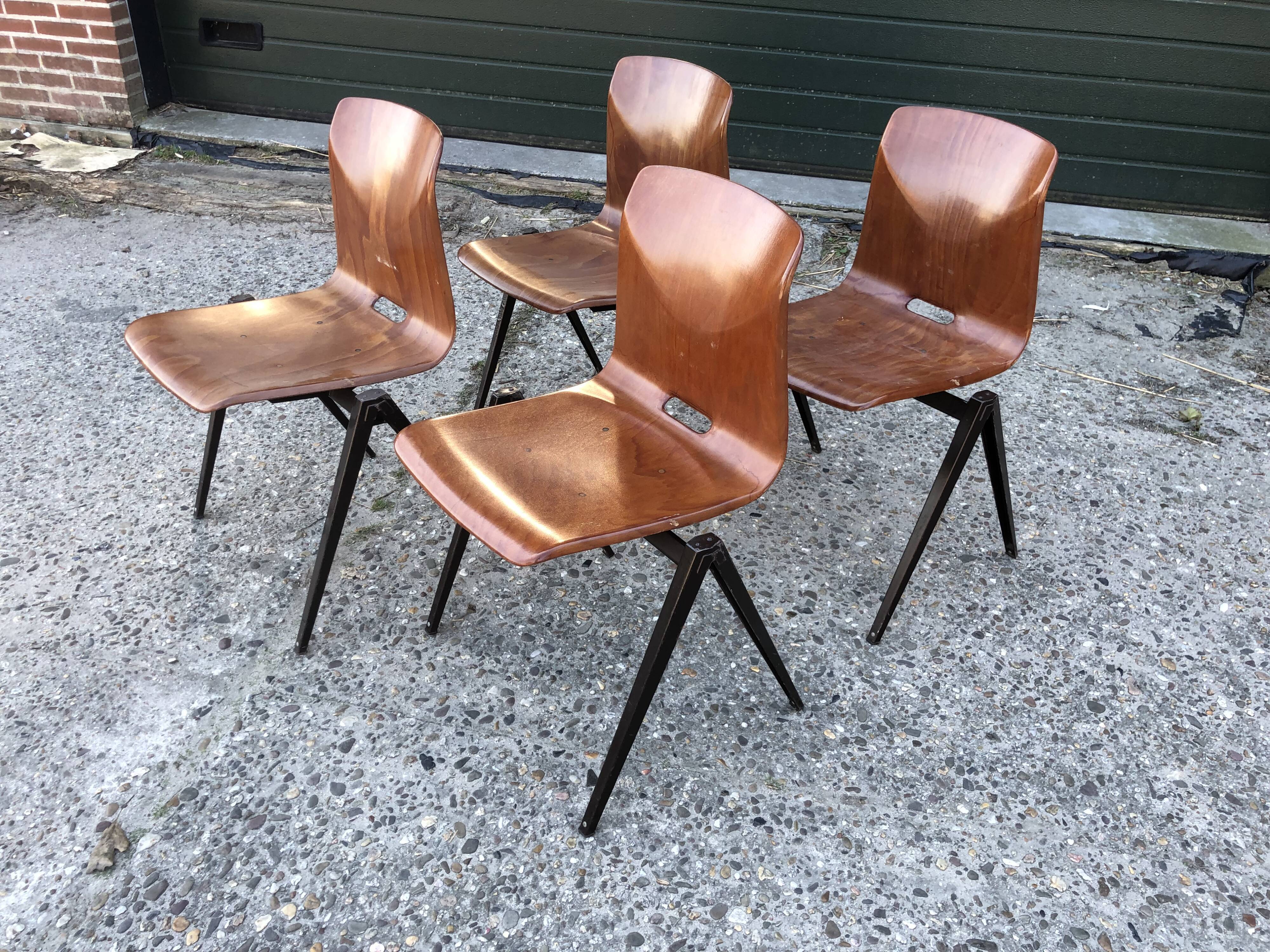 Stackable school Chair S22 de Pagholz Galvanitas