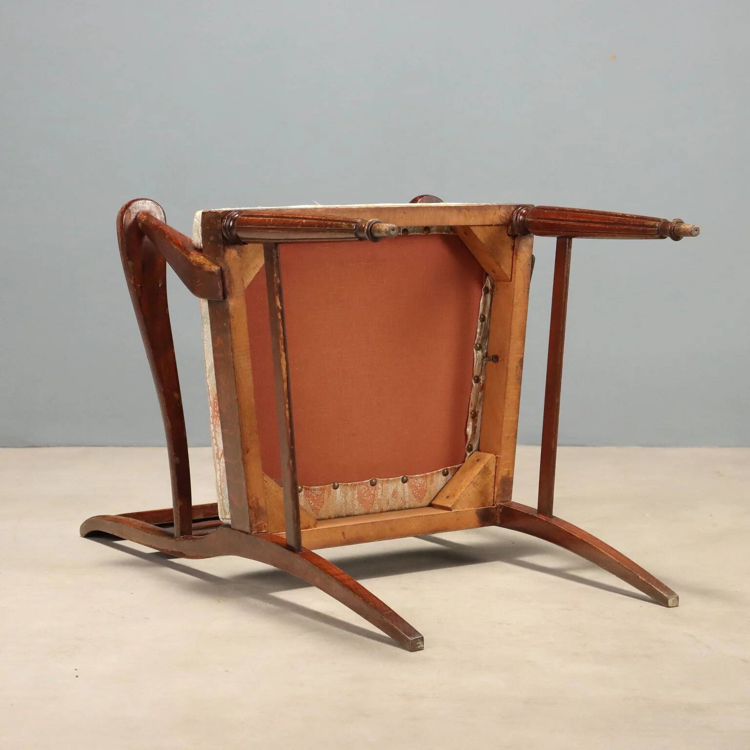 Fauteuil ancien en hêtre teinté acajou, Italie, XXe siècle