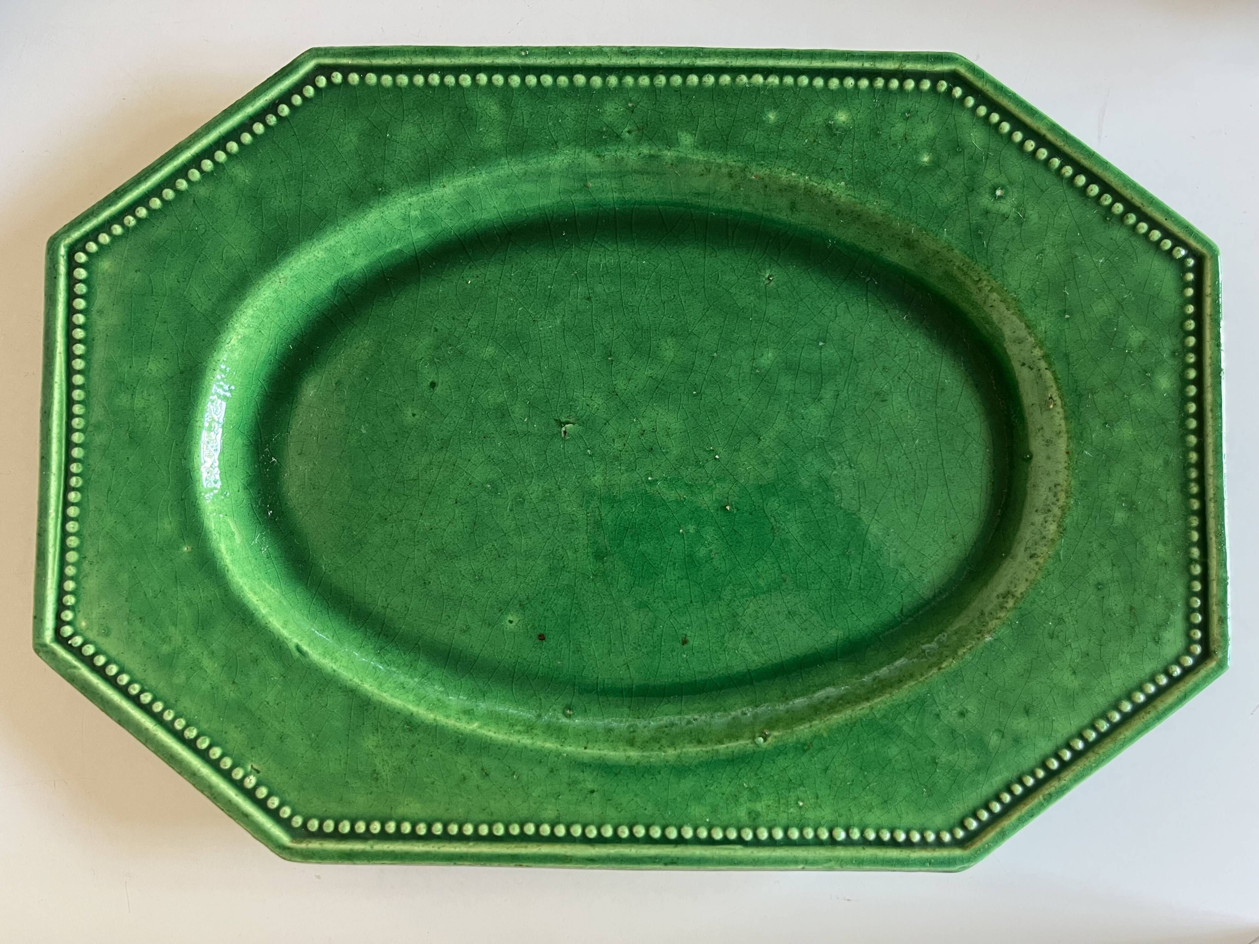 Plat néoclassique octogonal perles en terre vernissée vert XL