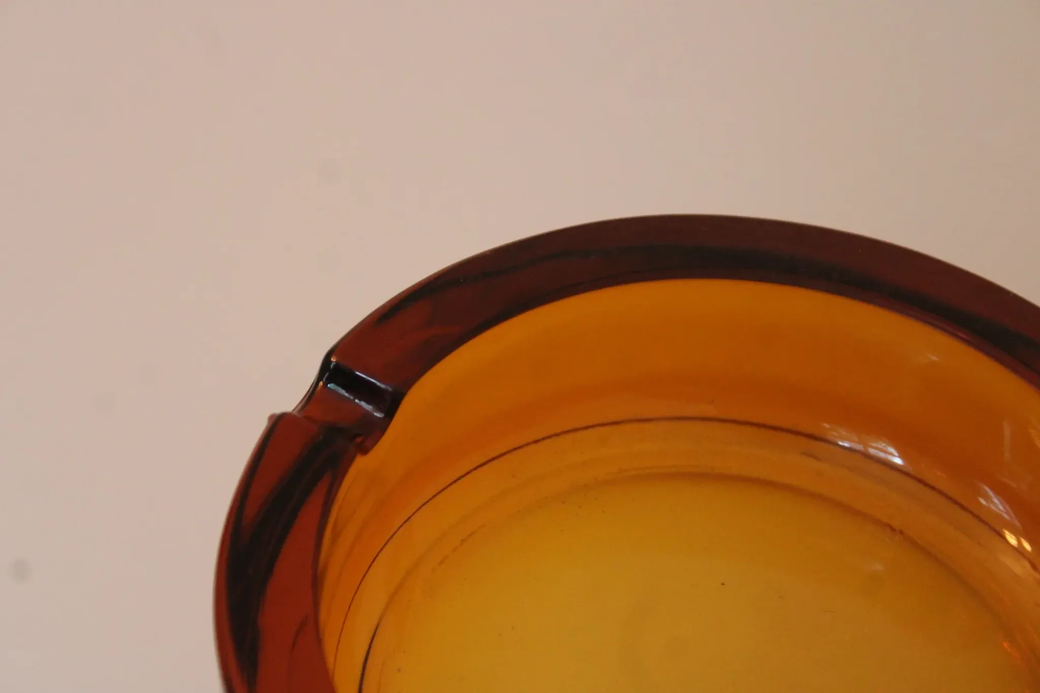 Vintage Italian round ashtray in thick amber glass – Ø 15 cm