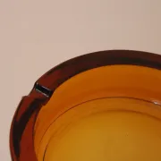 Vintage Italian round ashtray in thick amber glass – Ø 15 cm