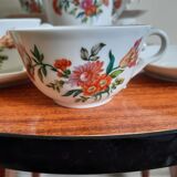 10 tasses à thé en porcelaine et 1 pot à lait