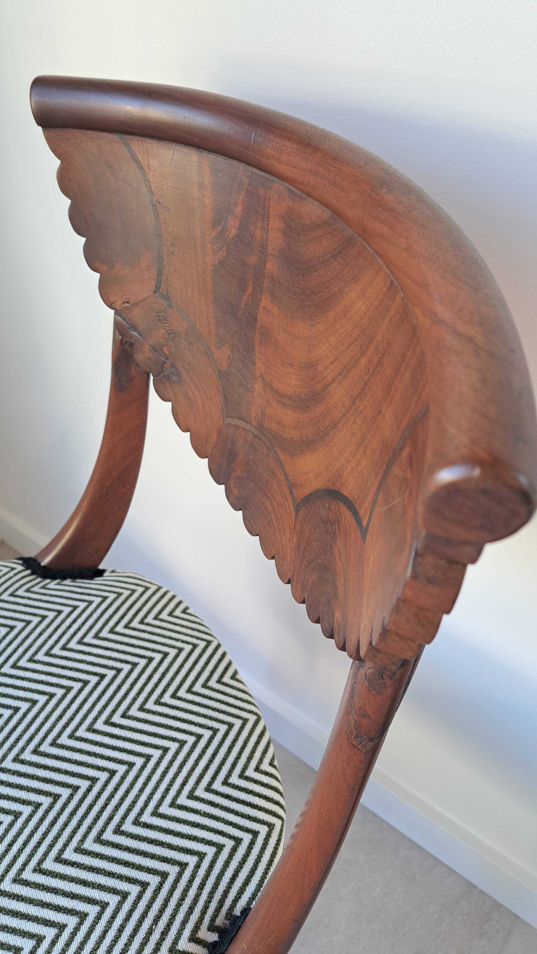 Pair of mahogany gondola chairs – Empire style – 20th century, restored