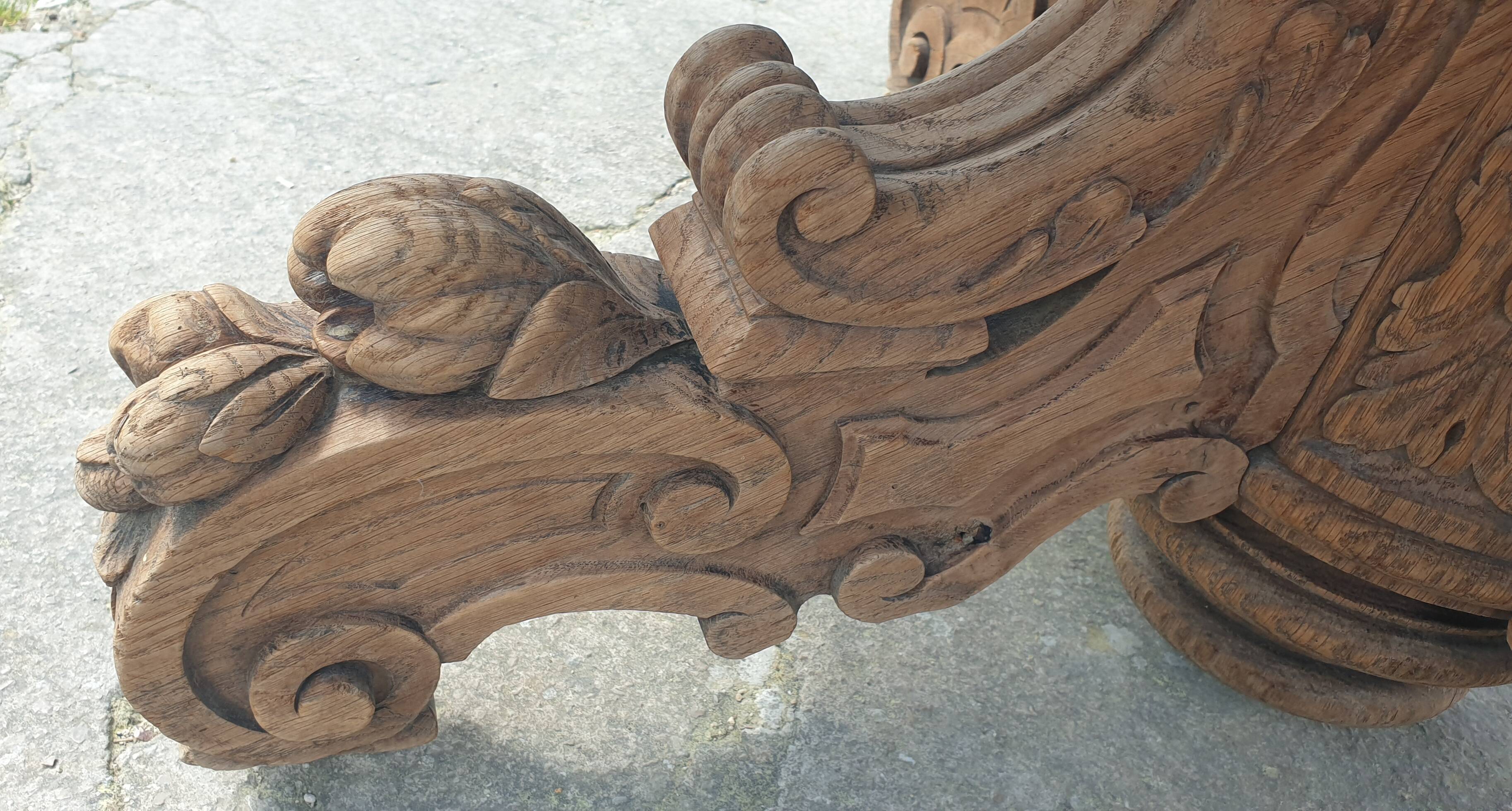 Table with central leg in solid oak, natural wood, carved base