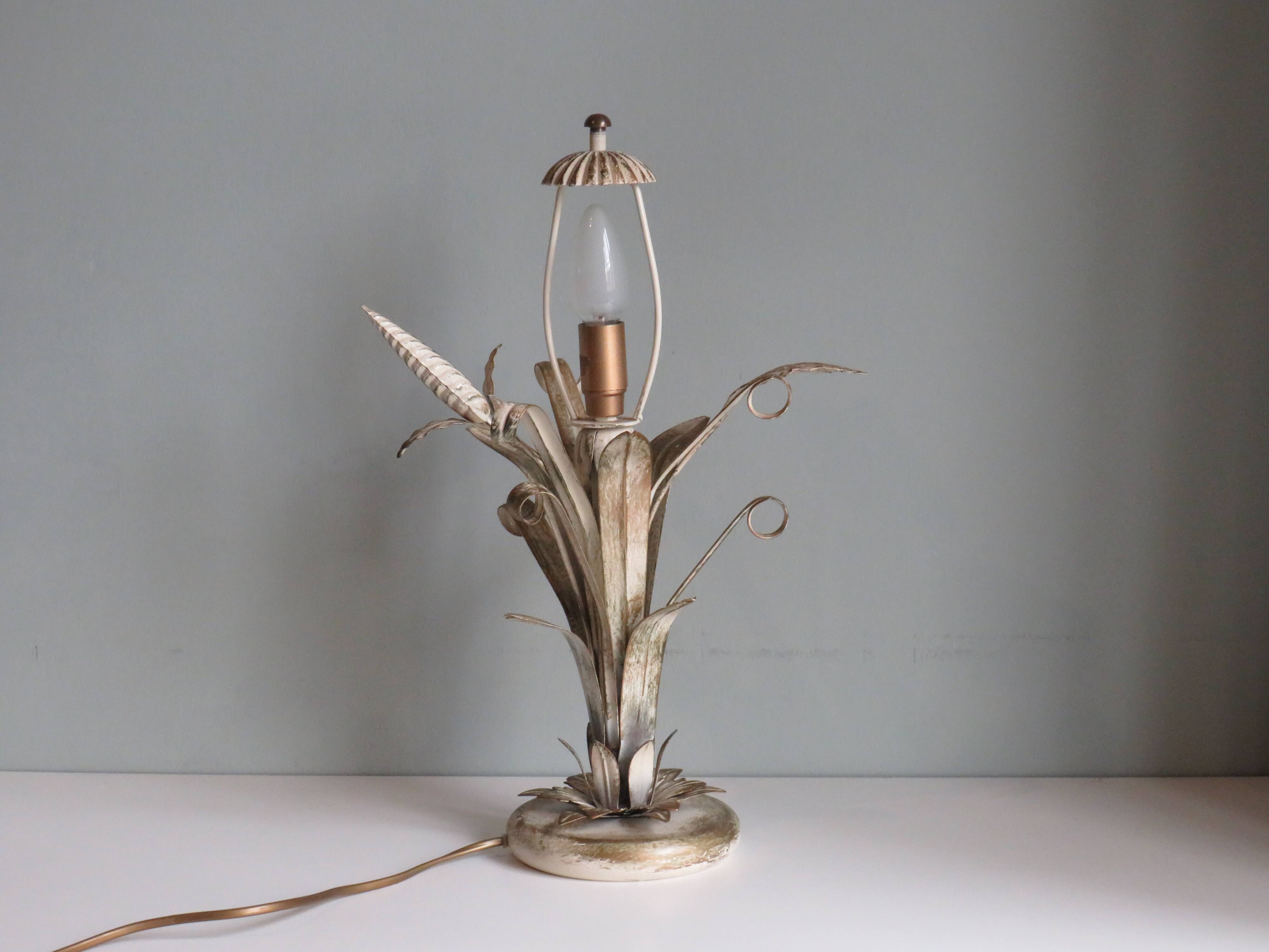 Lampe de table vintage dans le style de hans kögl.