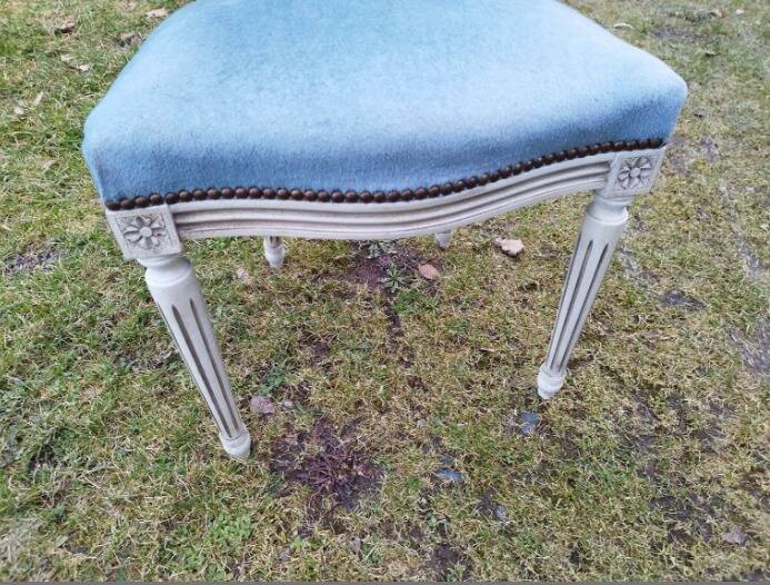 Louis XVI medallion chair